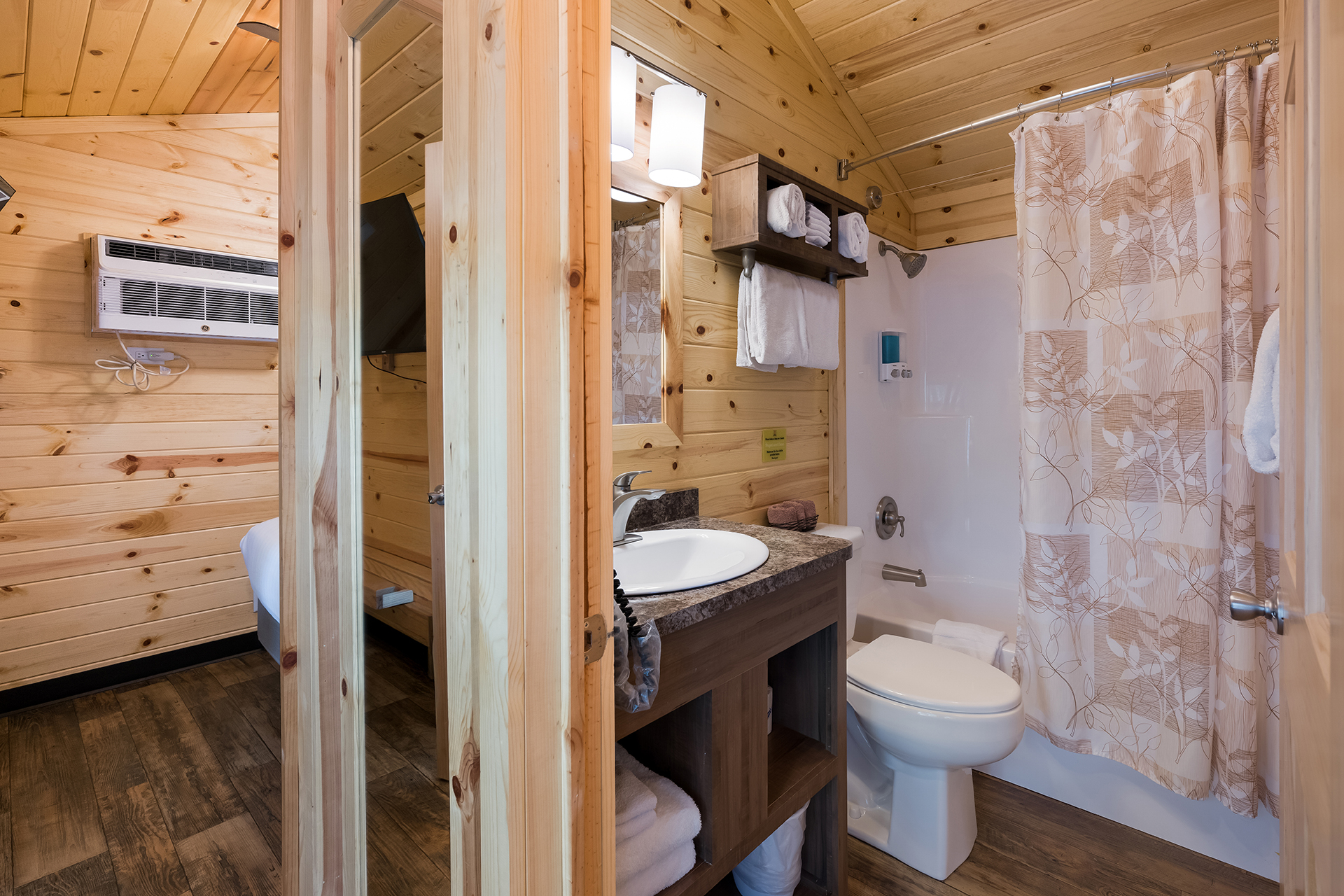 DC11_Deluxe Cabin, 2RM Near Rec (Full Bath with Tub & Shower) - Sleeps 8