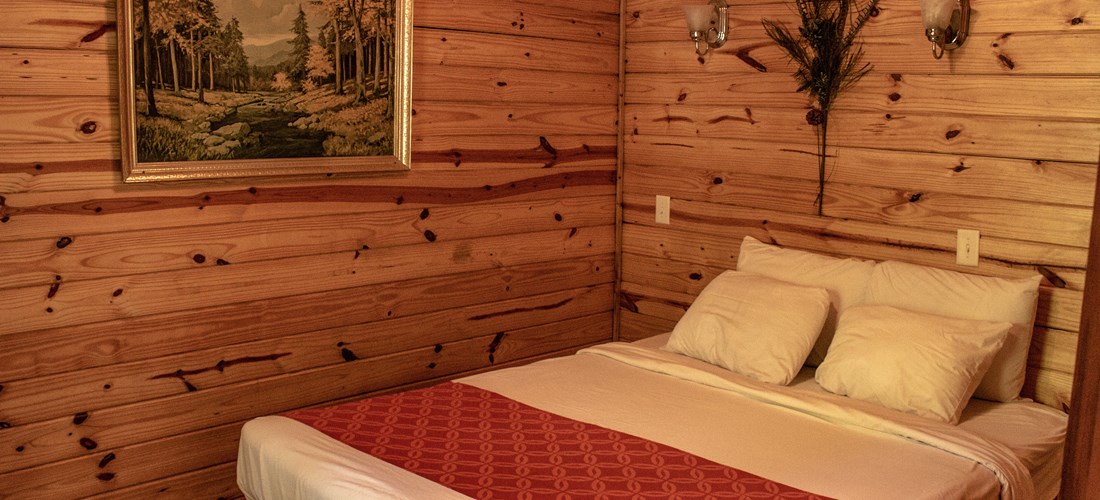 Queen room in deluxe cabin