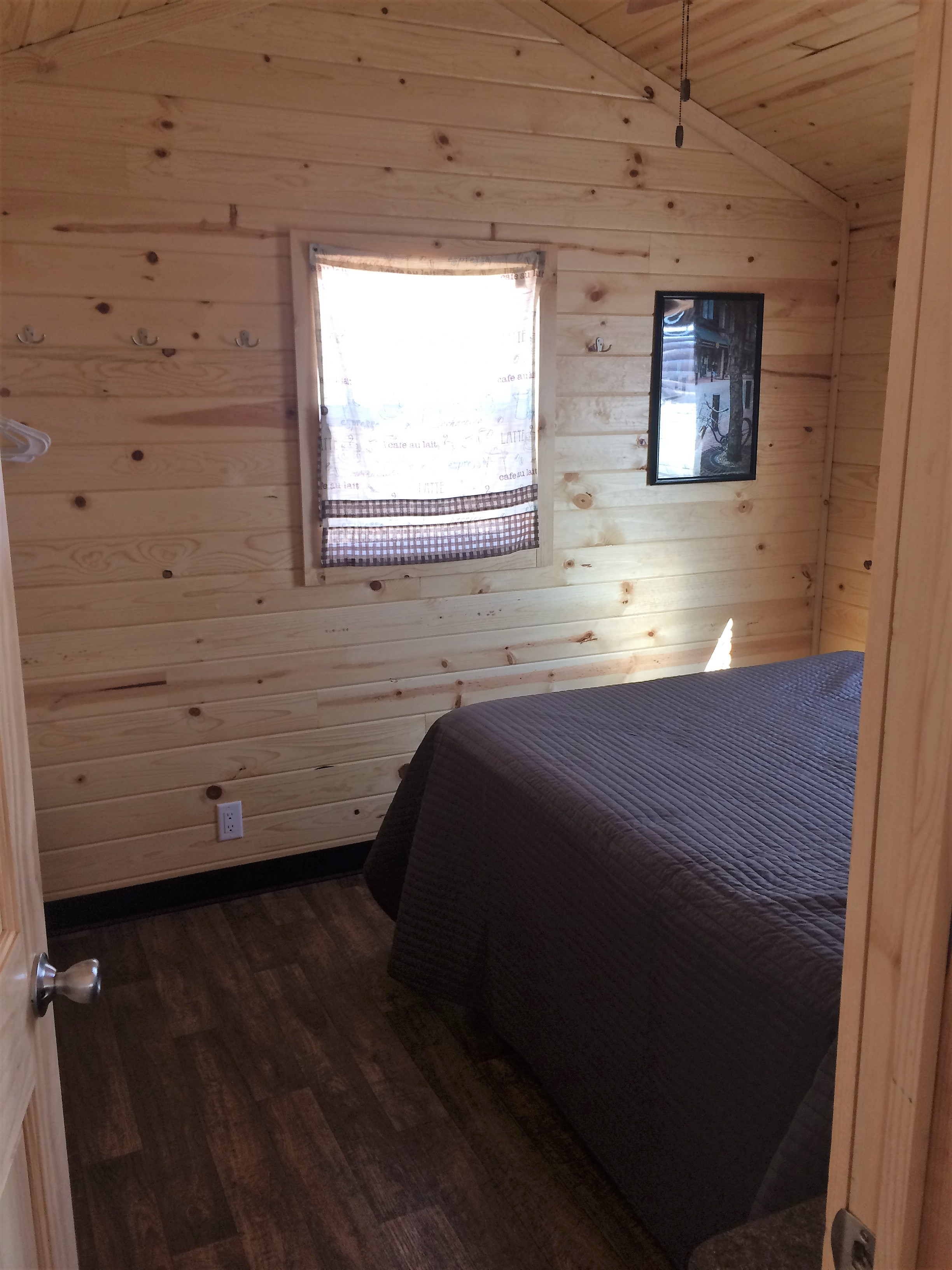 2B Deluxe Queen Bedroom