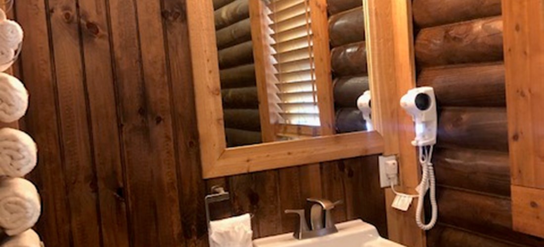 Azalea Cabin's Bathroom