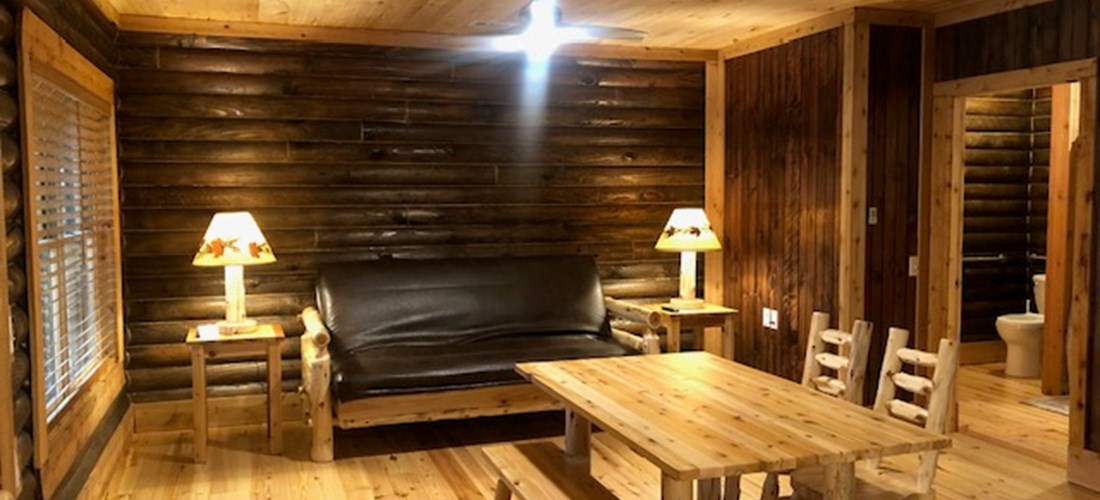 Azalea Cabin's spacious living room