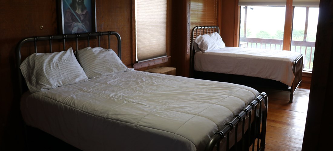The God's Country Lodge offers queen beds in one bedroom and a King bed in the Master Bedroom.