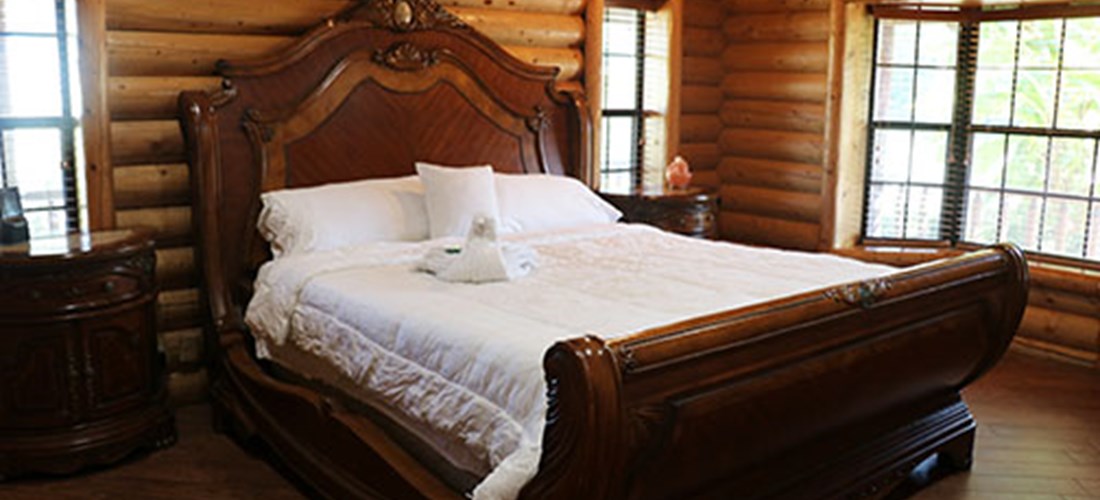 The Grand Lodge's master bedroom features a King sleigh bed.