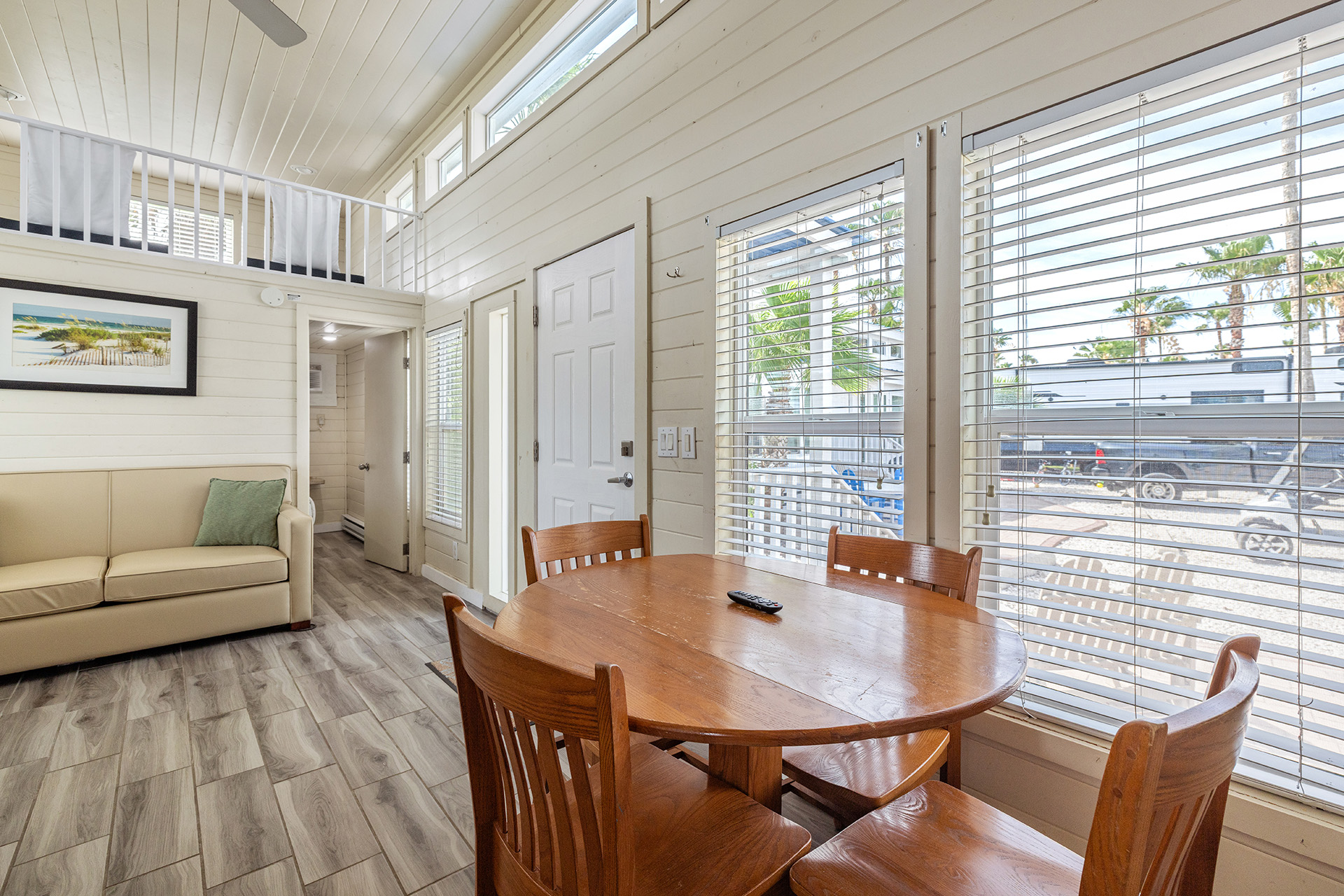 LL33 - Deluxe Cabin, 2 Bedroom with Loft (Full Bath with Tub & Shower) – Sleeps 8