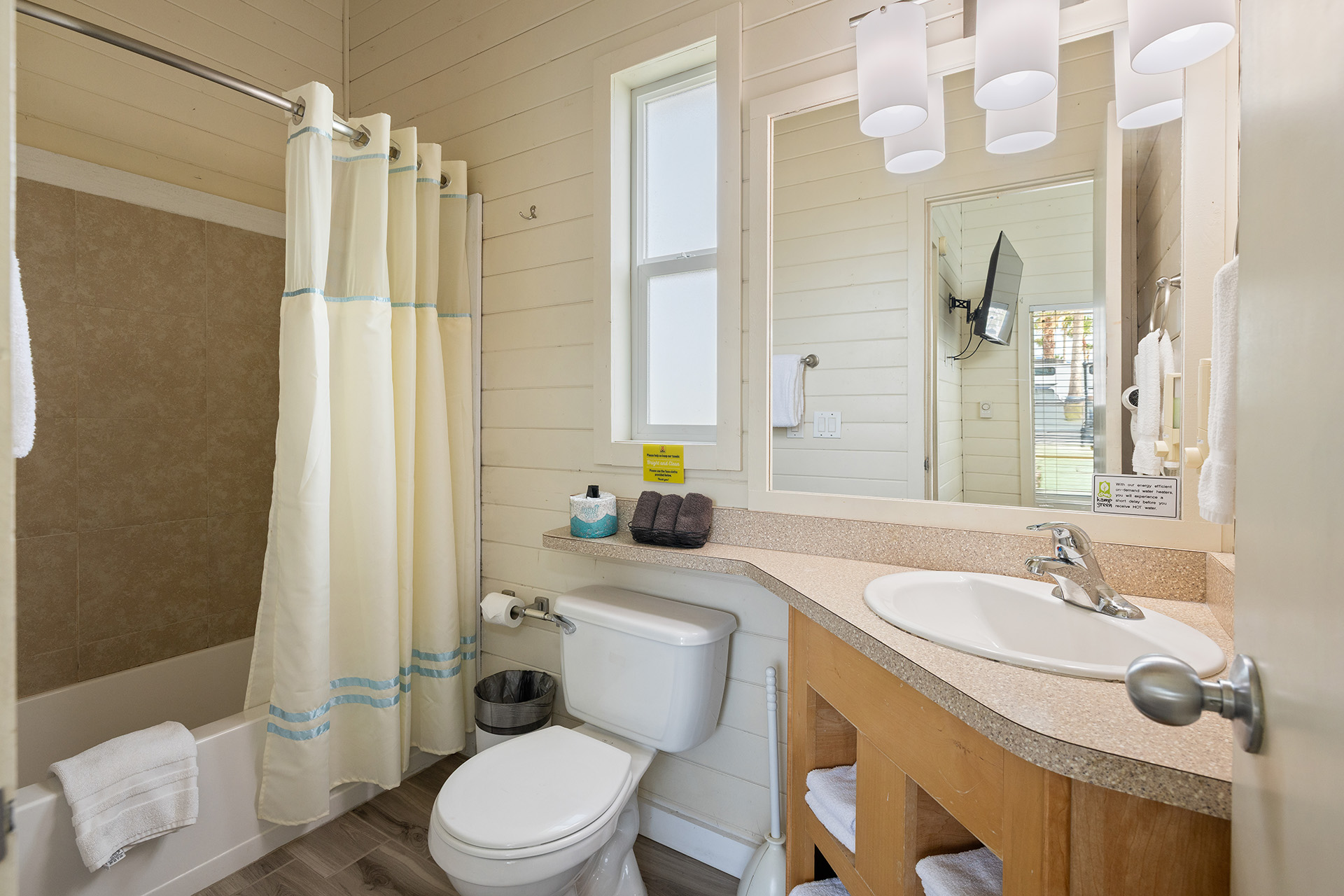 LL33 - Deluxe Cabin, 2 Bedroom with Loft (Full Bath with Tub & Shower) – Sleeps 8