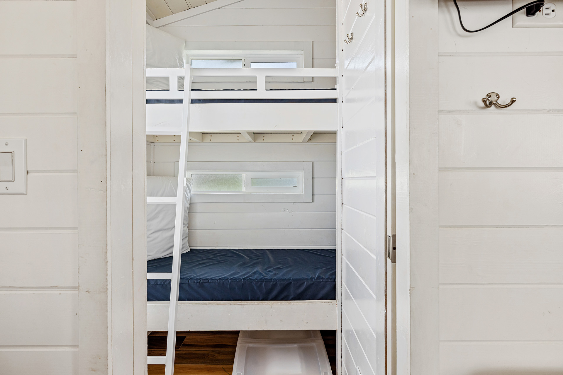 KS23 - Deluxe Cabin, 1 Bedroom (Full Bath with Shower) – Sleeps 4