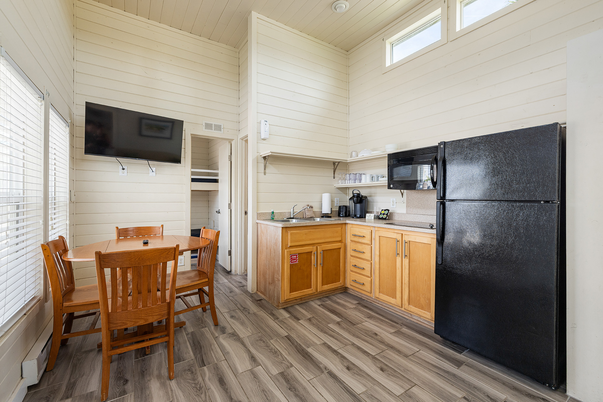 LL33 - Deluxe Cabin, 2 Bedroom with Loft (Full Bath with Tub & Shower) – Sleeps 8