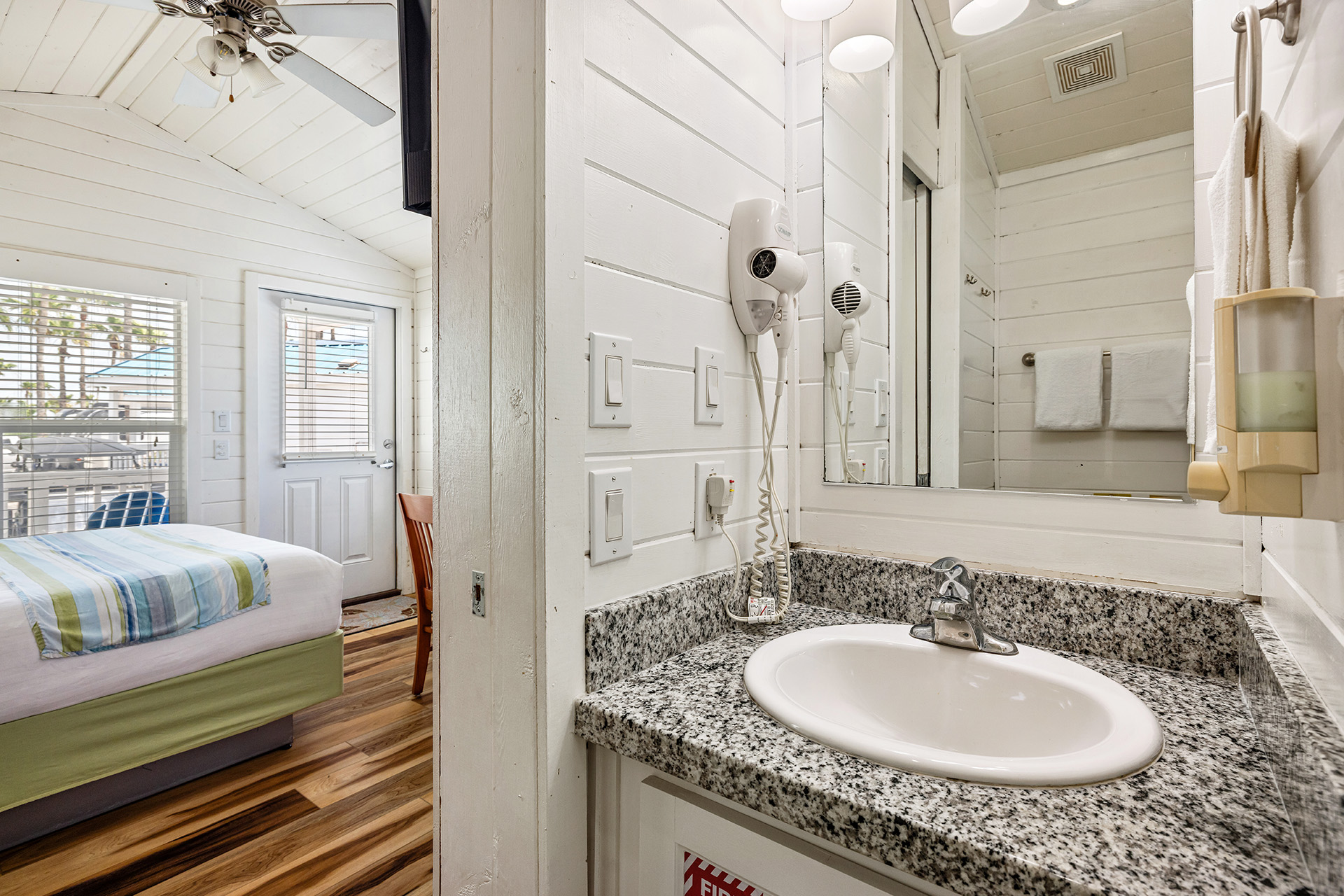 KS23 - Deluxe Cabin, 1 Bedroom (Full Bath with Shower) – Sleeps 4