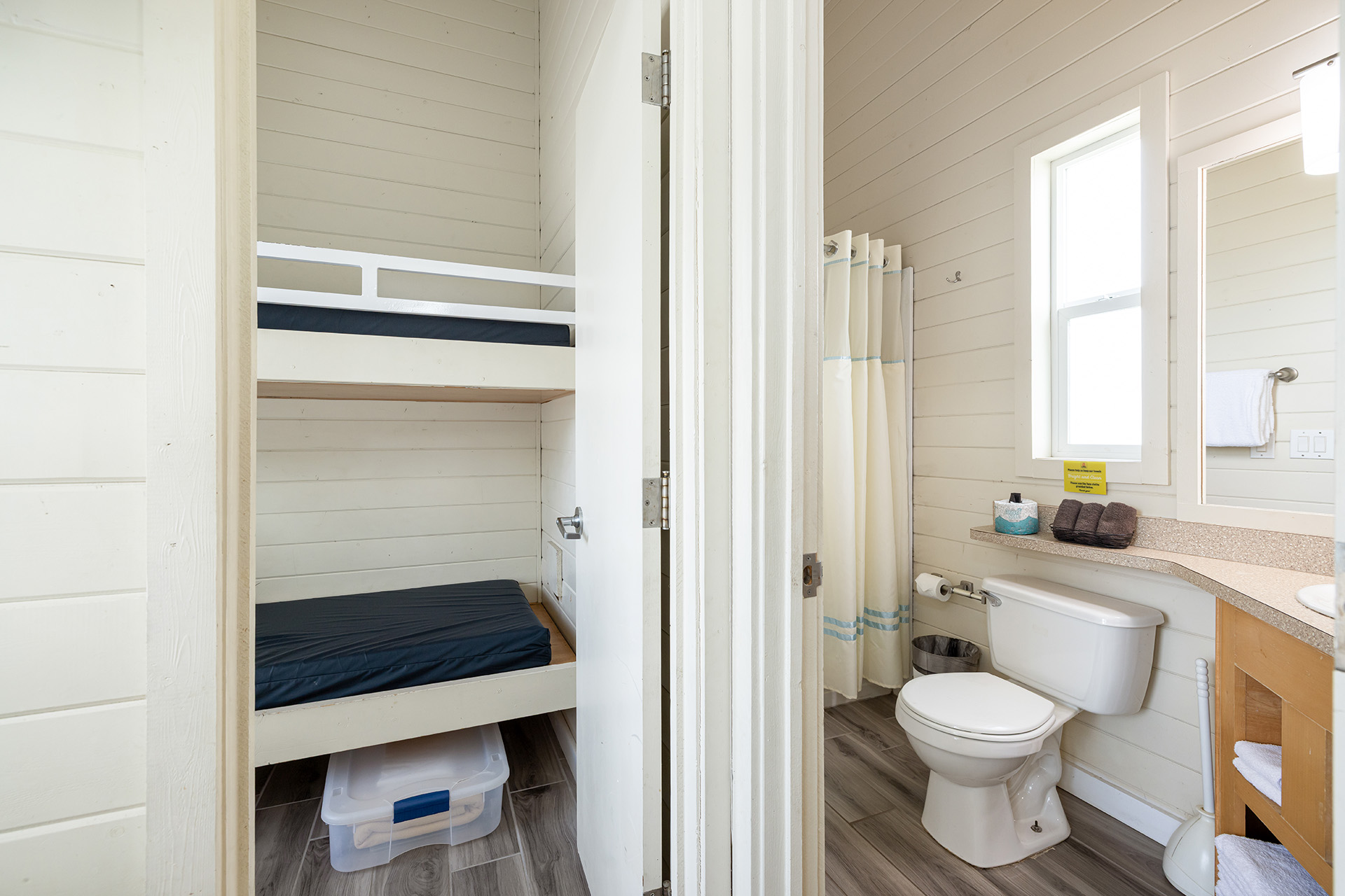 LL33 - Deluxe Cabin, 2 Bedroom with Loft (Full Bath with Tub & Shower) – Sleeps 8