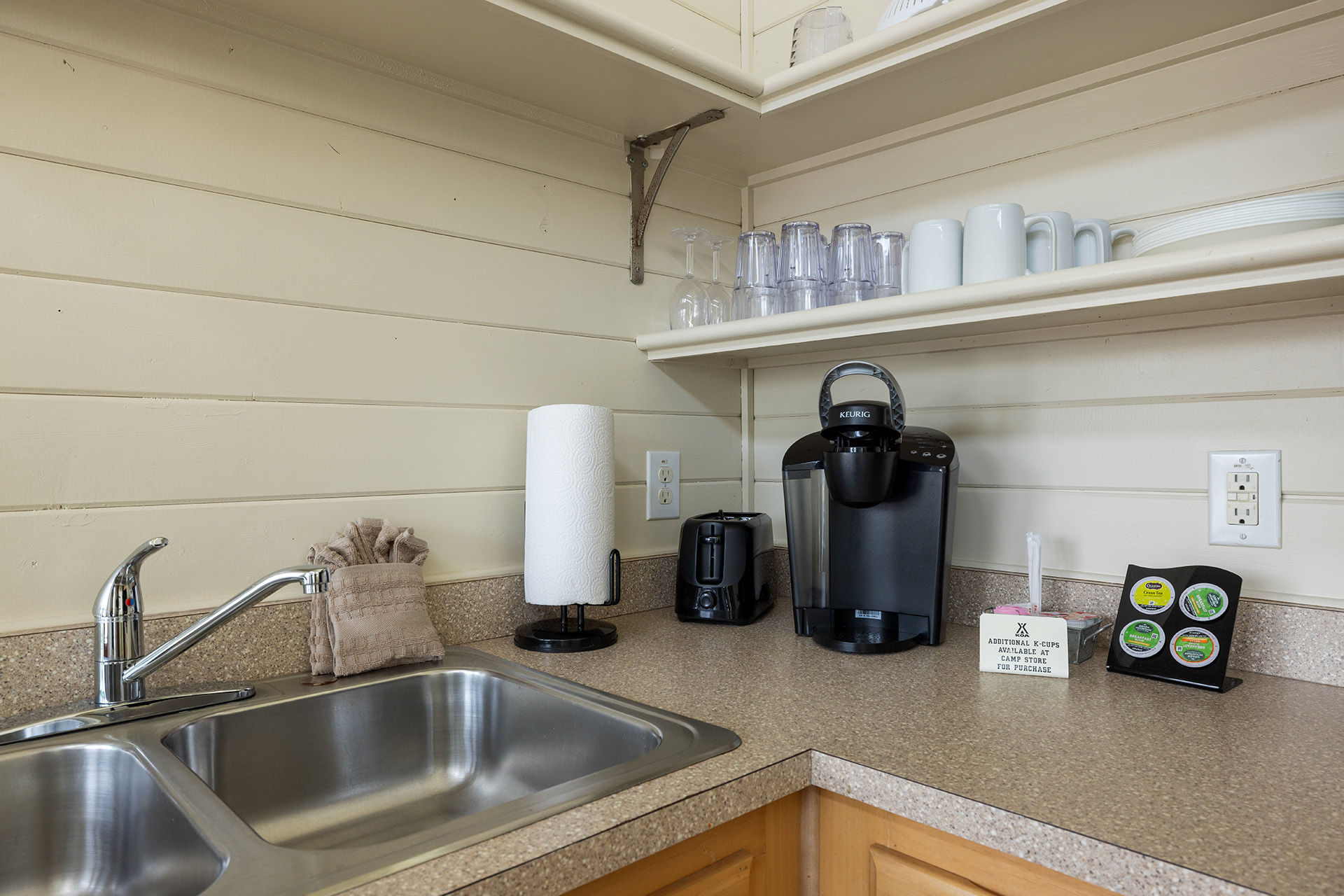 LL33 - Deluxe Cabin, 2 Bedroom with Loft (Full Bath with Tub & Shower) – Sleeps 8
