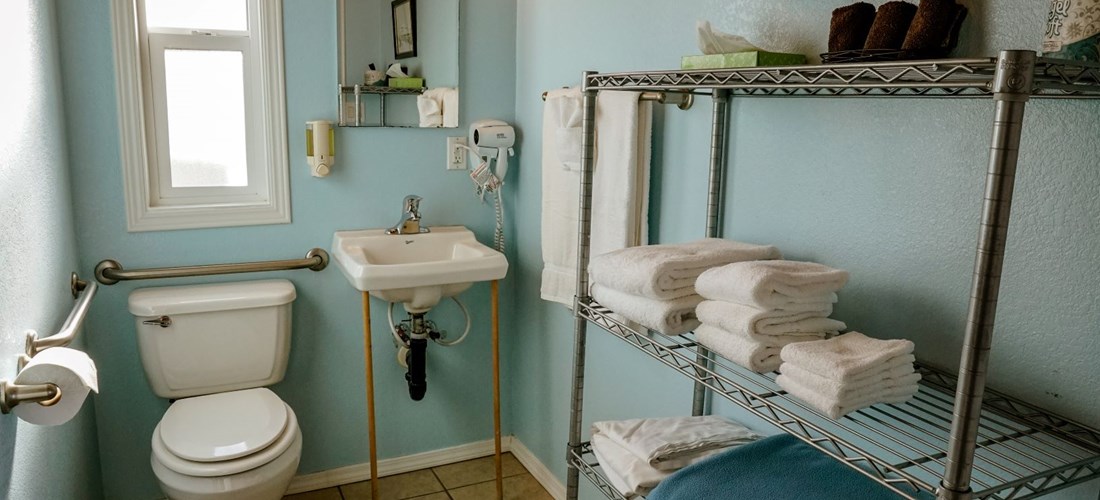 Roomy restroom in waterfront cabin KL8