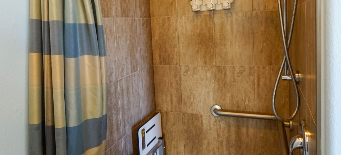 Shower in waterfront cabin KL8