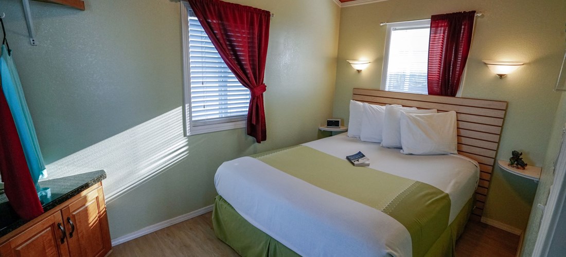 Beautiful Bedroom with Queen bed