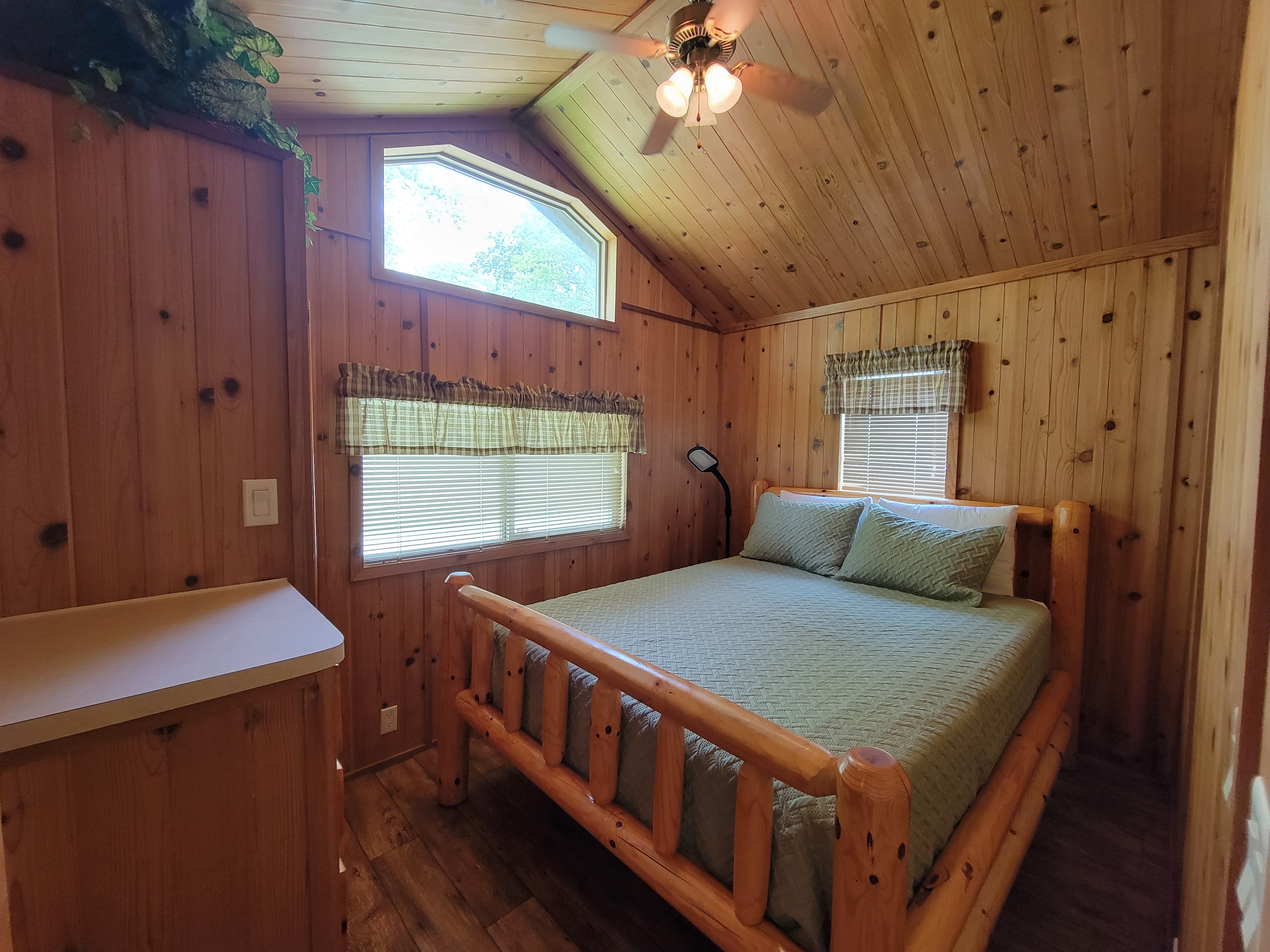 Lodge Queen bed