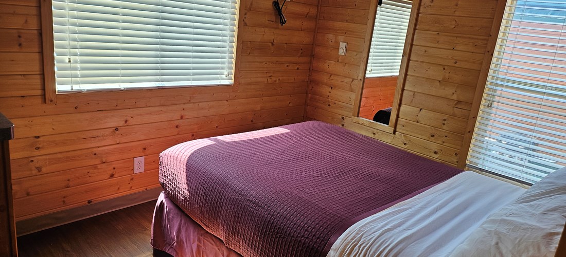 Deluxe Lodge Queen Bedroom
