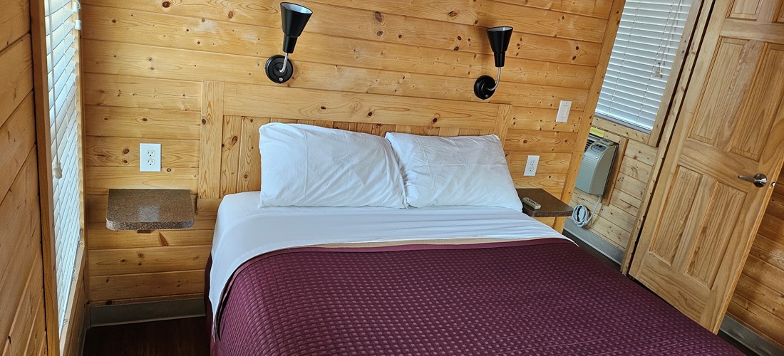 Deluxe Lodge Queen Bedroom