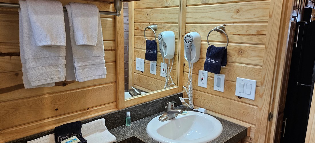 Deluxe Family Lodge Bathroom with linens included
