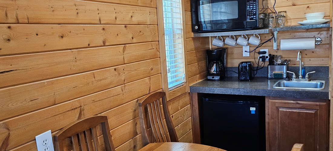 Deluxe Studio Cabin, Partial Kitchen with Dining Area