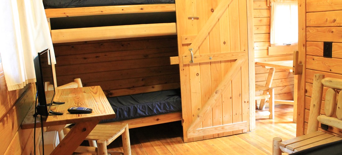 2 room wooded bunk beds in queen bed room