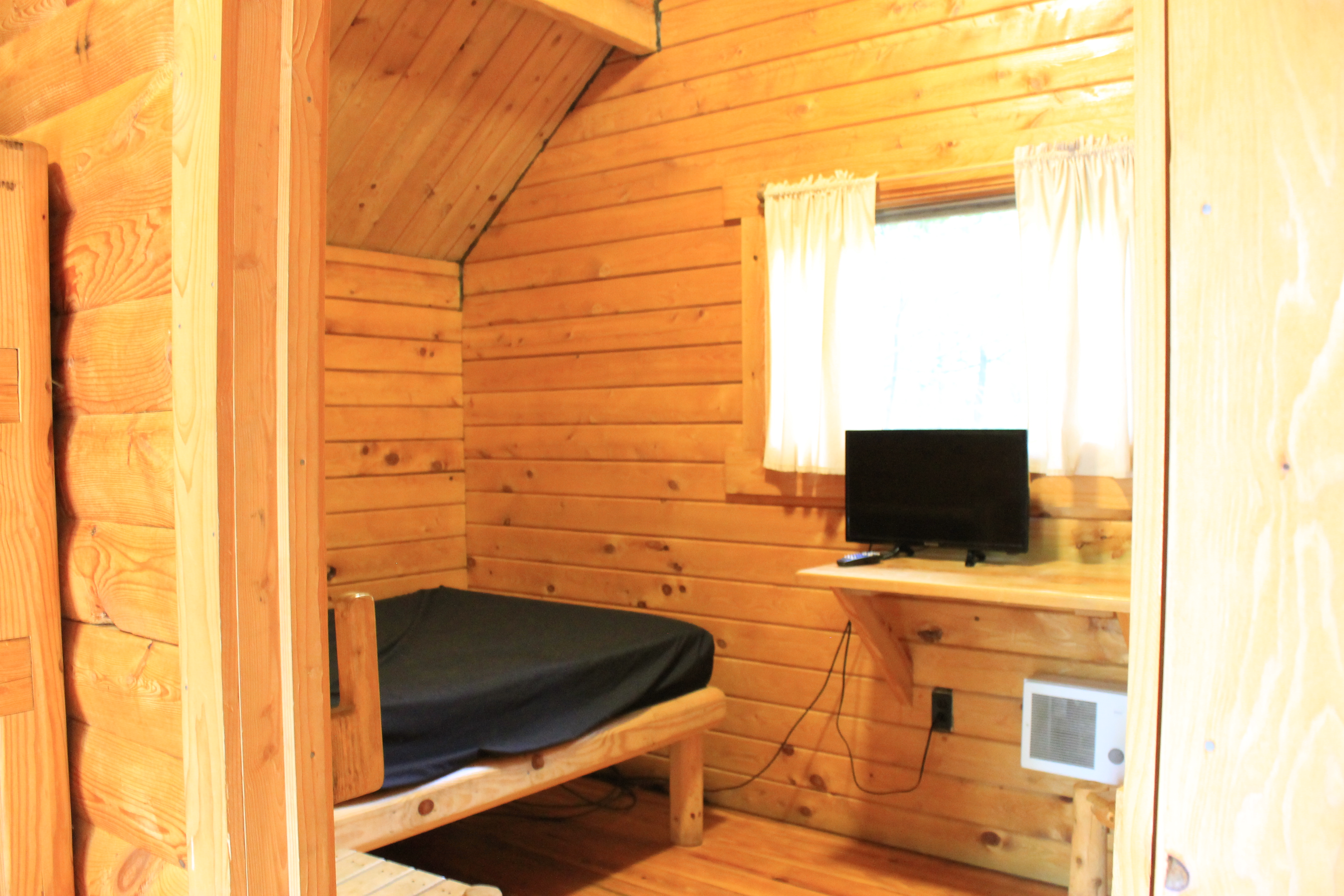 2 room wooded queen bed