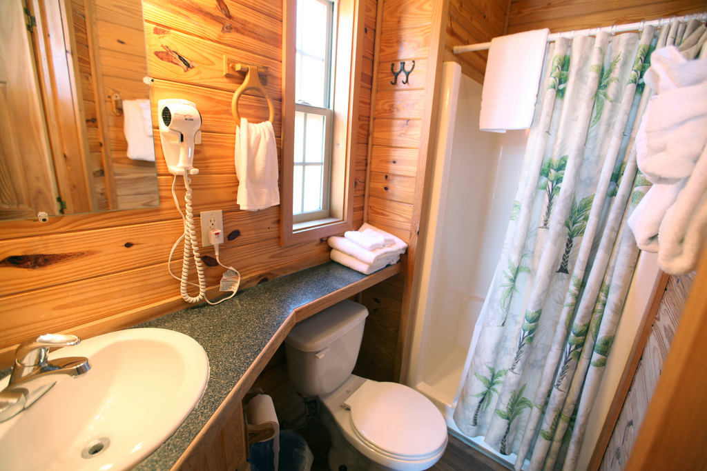 This cabin has a full bathroom.