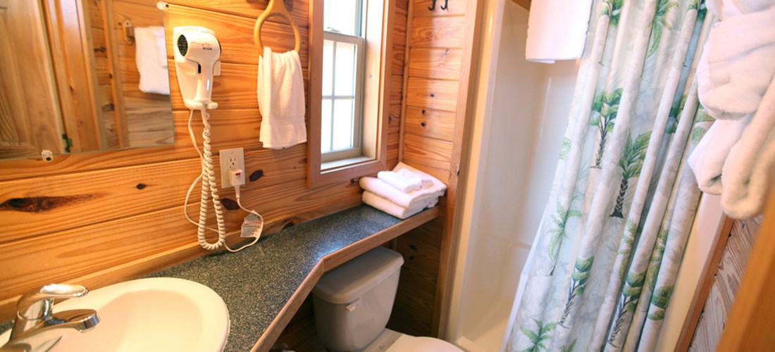 This cabin has a full bathroom.