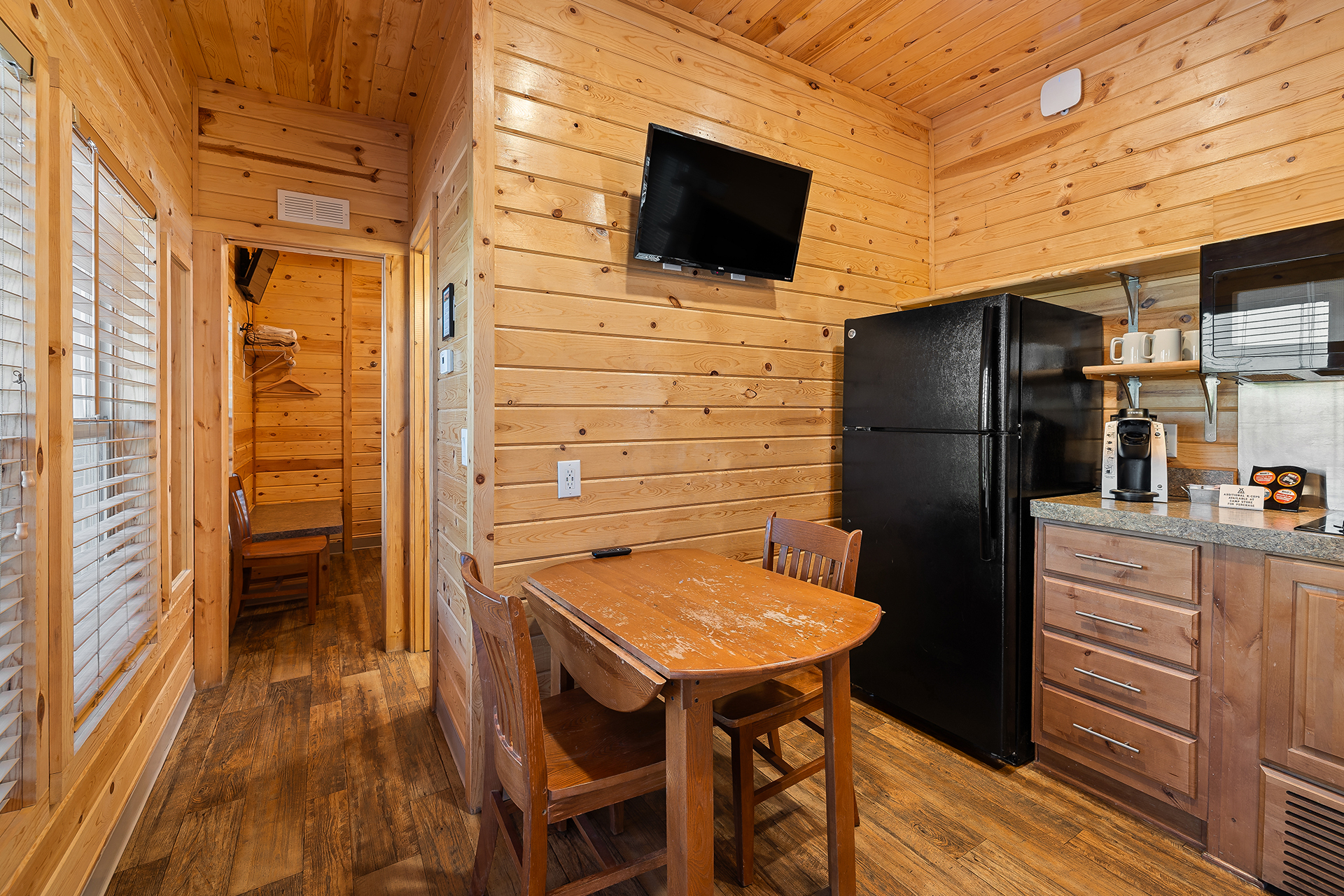 DC06_Deluxe Cabin, 2 Room (Full Bath with Tub & Shower) - Sleeps 8_Dining Area