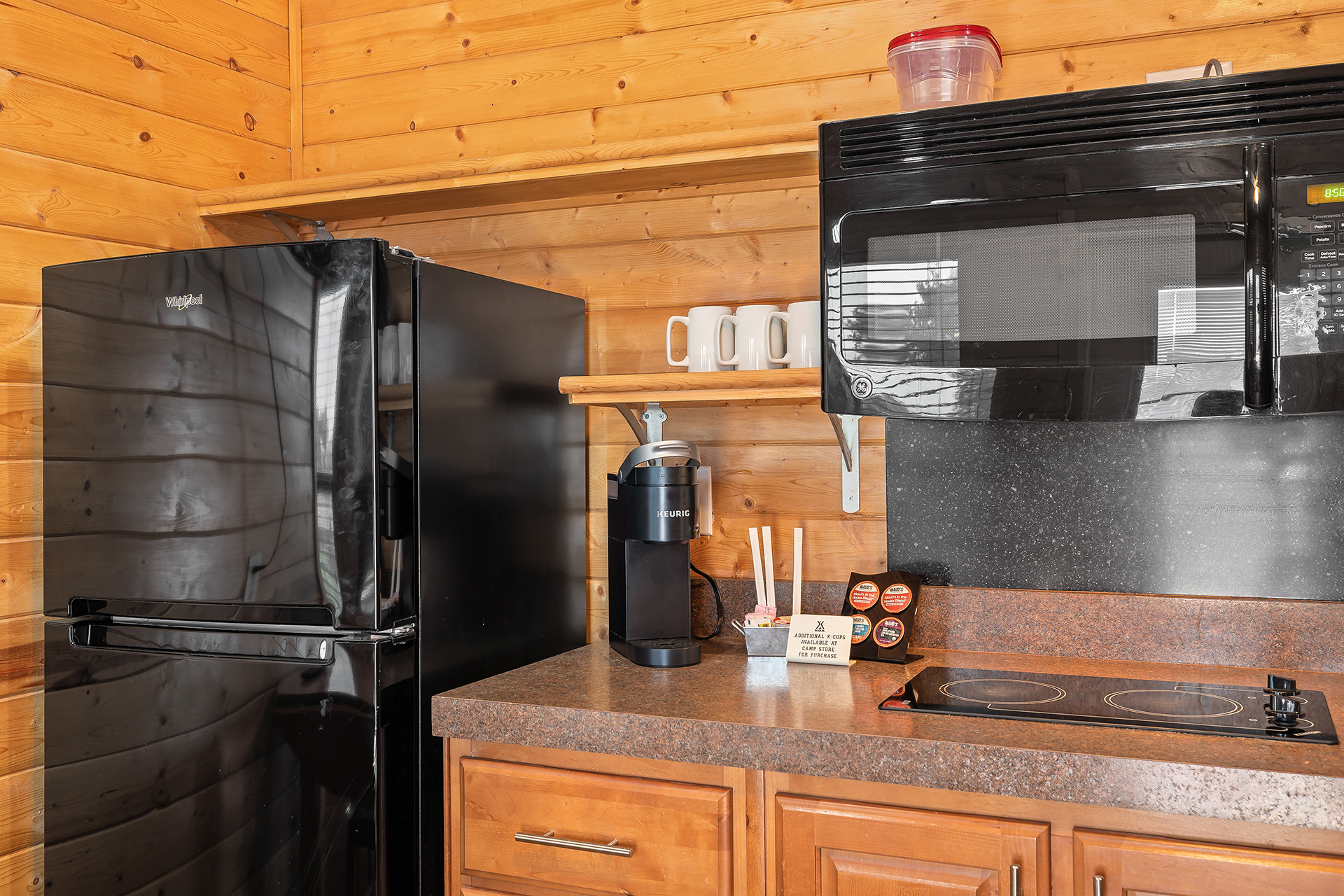 DC01_Deluxe Cabin, 2 Room (Full Bath with Tub & Shower) - Sleeps 6_Kitchen