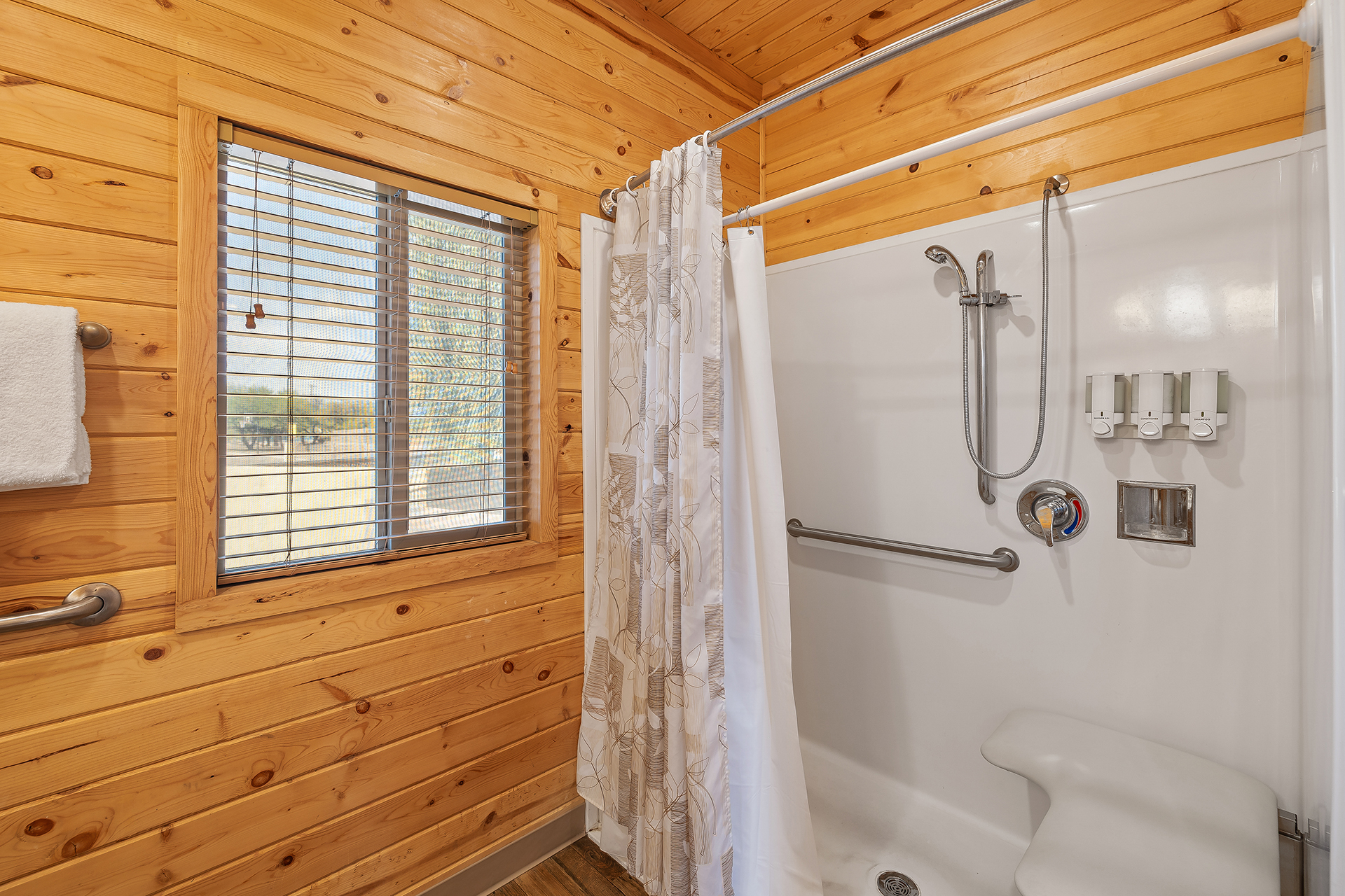 DC11_Deluxe Cabin, 1 Room Accessible (Full Bath with Shower) - Sleeps 4_Bathroom