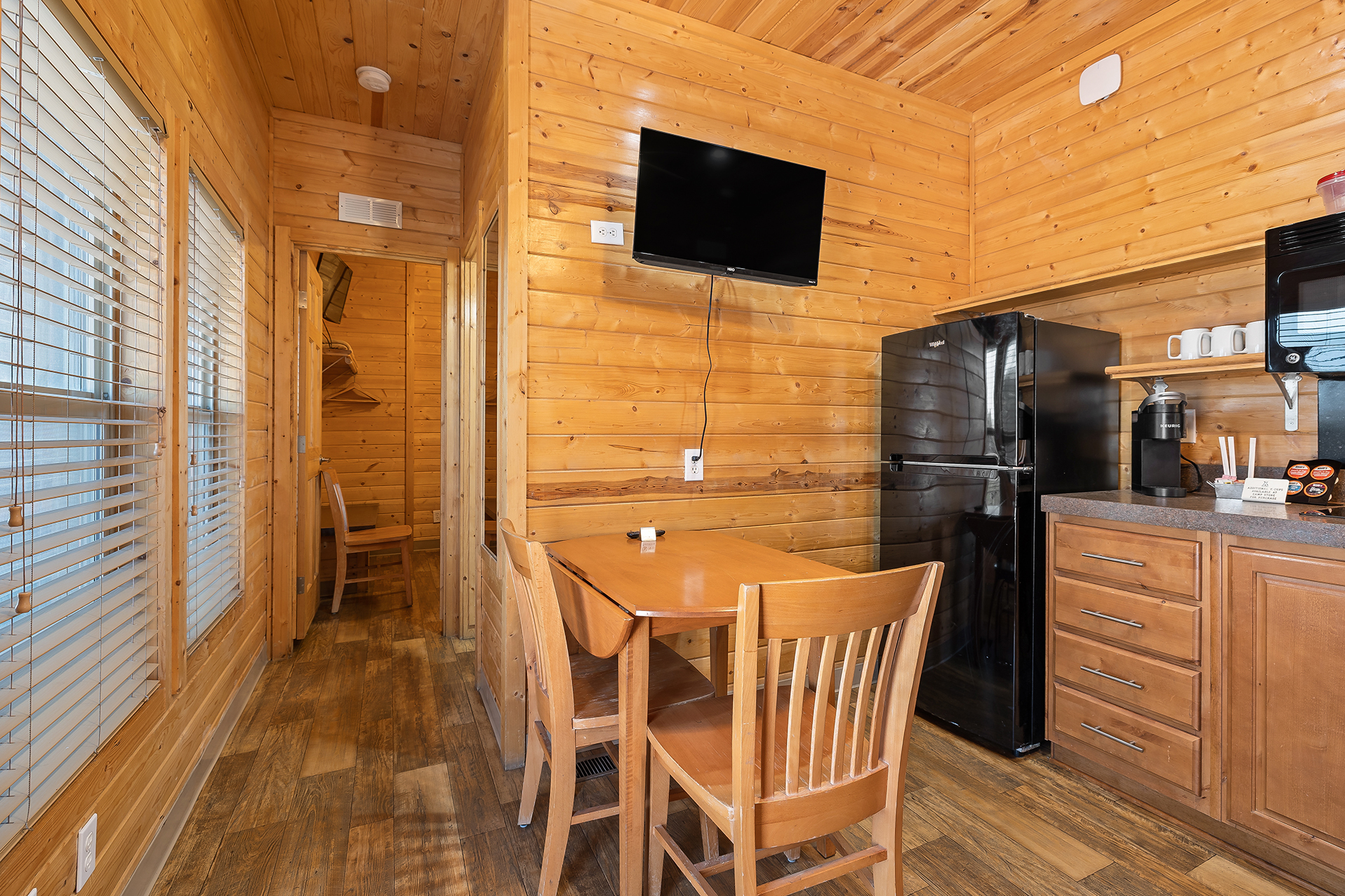 DC01_Deluxe Cabin, 2 Room (Full Bath with Tub & Shower) - Sleeps 6_Dining Area