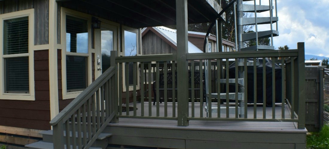 Deluxe 1 bedroom cabin with spiral staircase