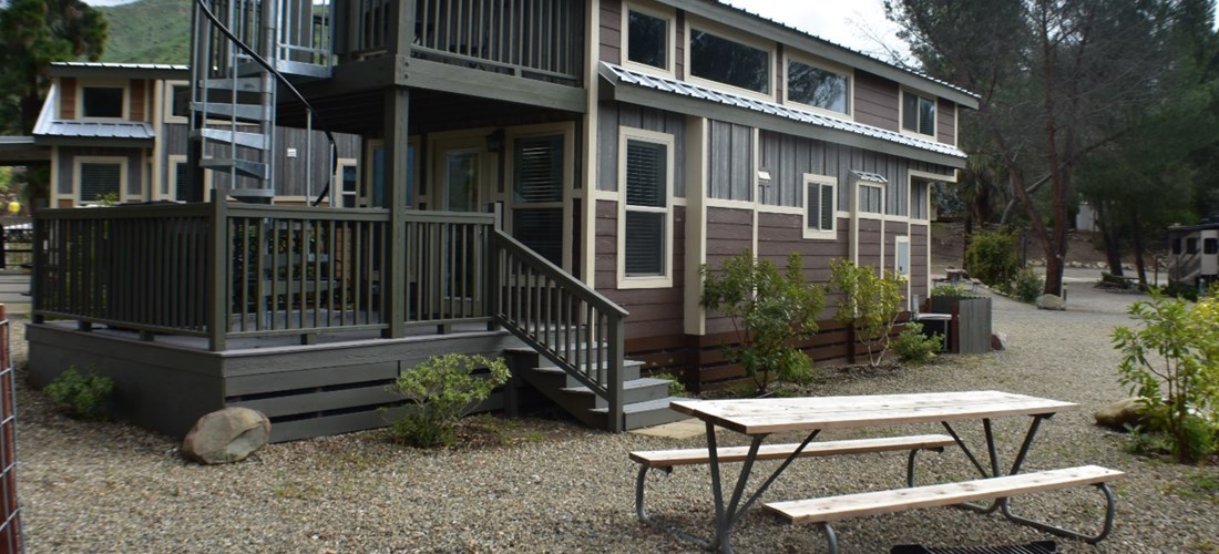 Deluxe One Bedroom Cabin for six