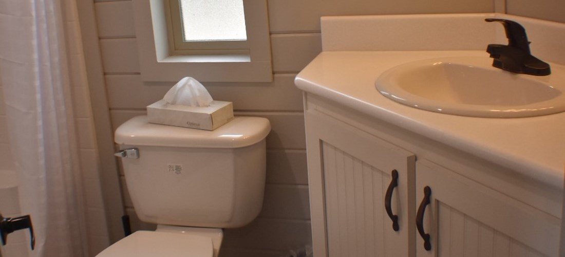 Bath in the one bedroom Cabin