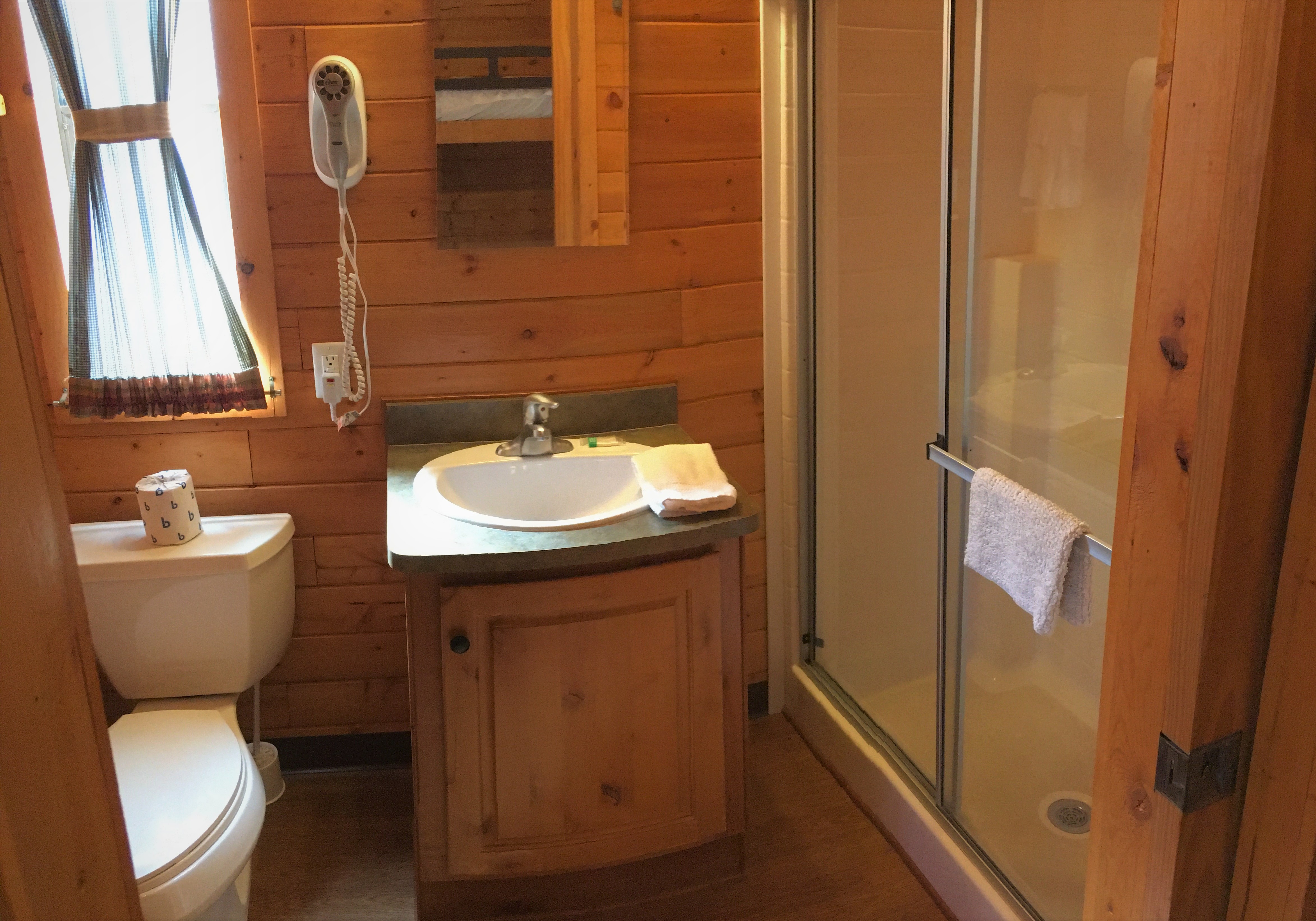 Vernal/Dinosaurland KOA Deluxe Cabin Bathroom