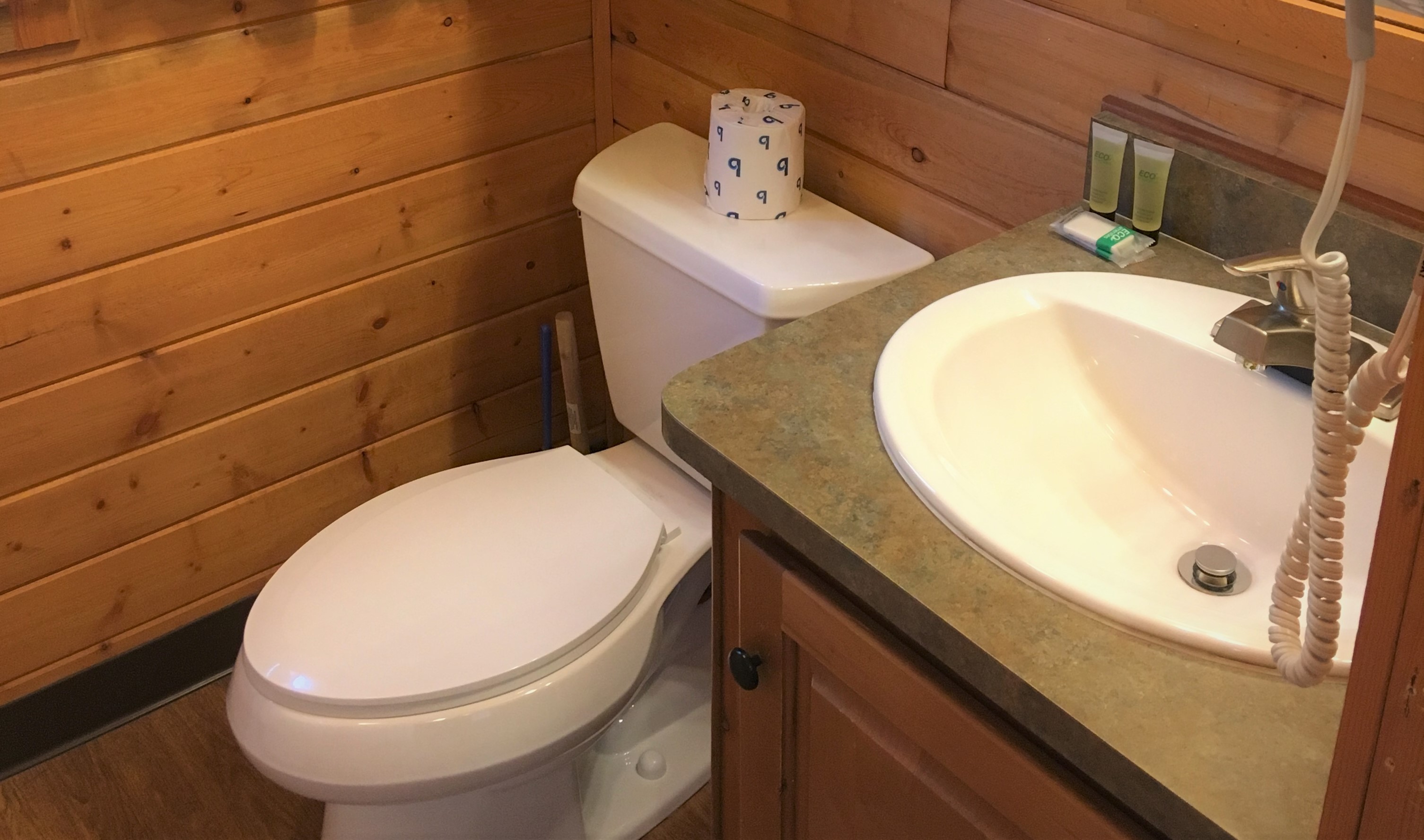 Vernal/Dinosaurland KOA Deluxe Cabin Bathroom