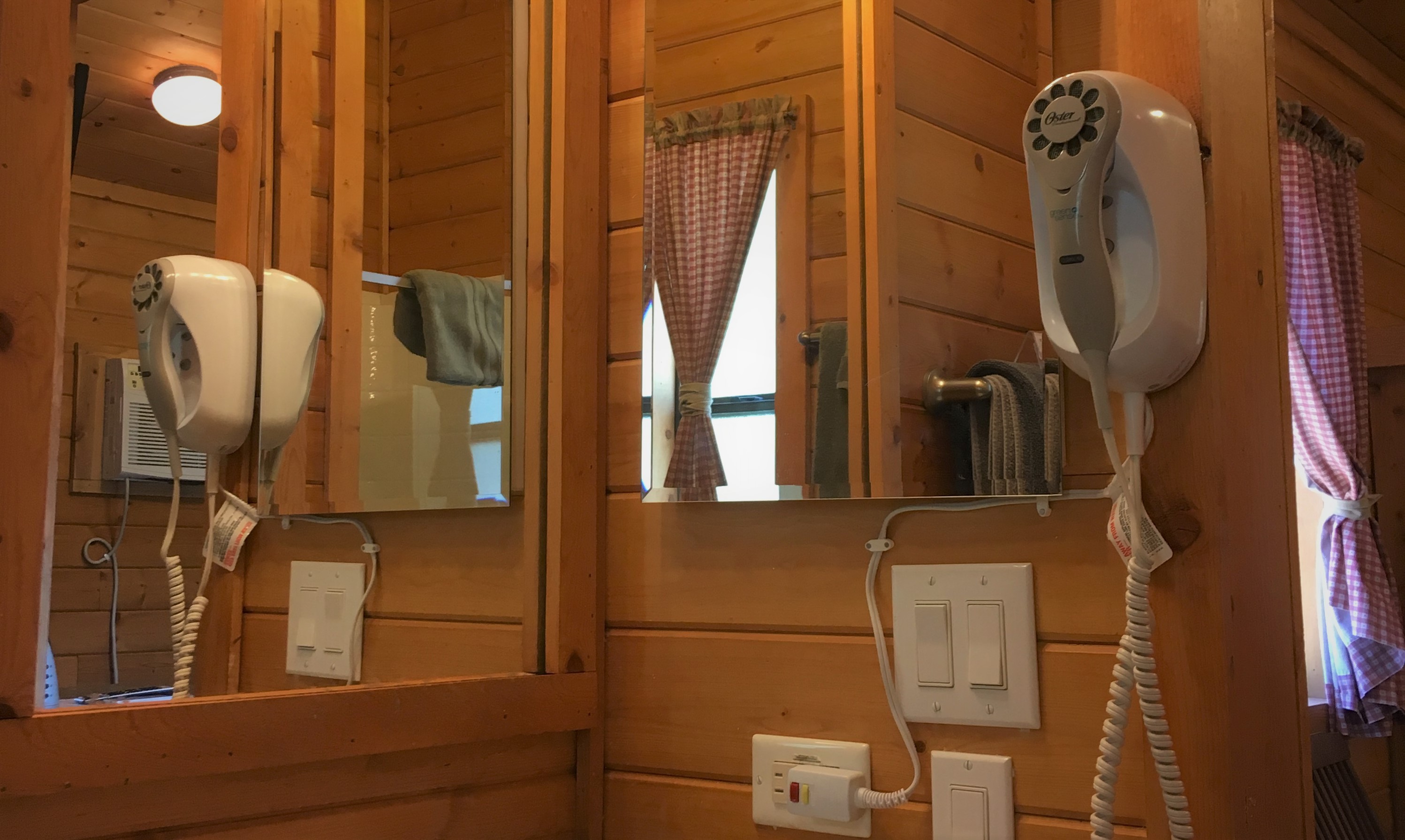 Vernal/Dinosaurland KOA Deluxe Cabin Bathroom