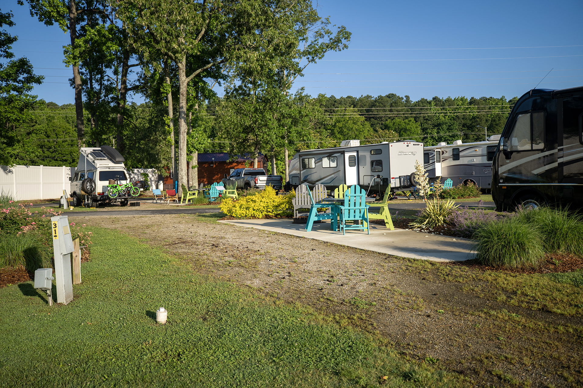 RV 31, Pull-Thru 50/30 AMPS FHU KOA Patio®, Gravel