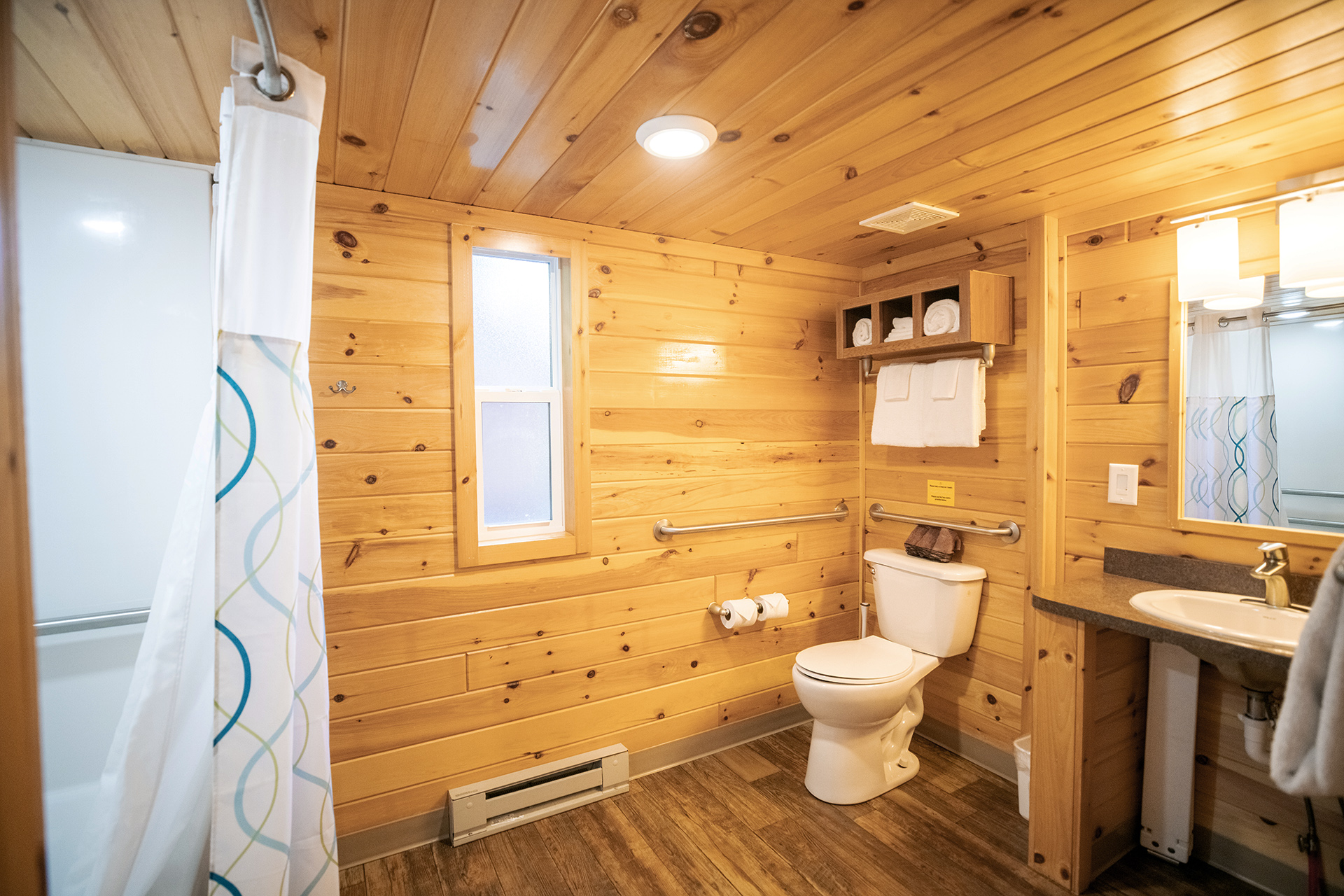 DC730 - Deluxe Cabin, 1 Room with Loft & Patio - Accessible