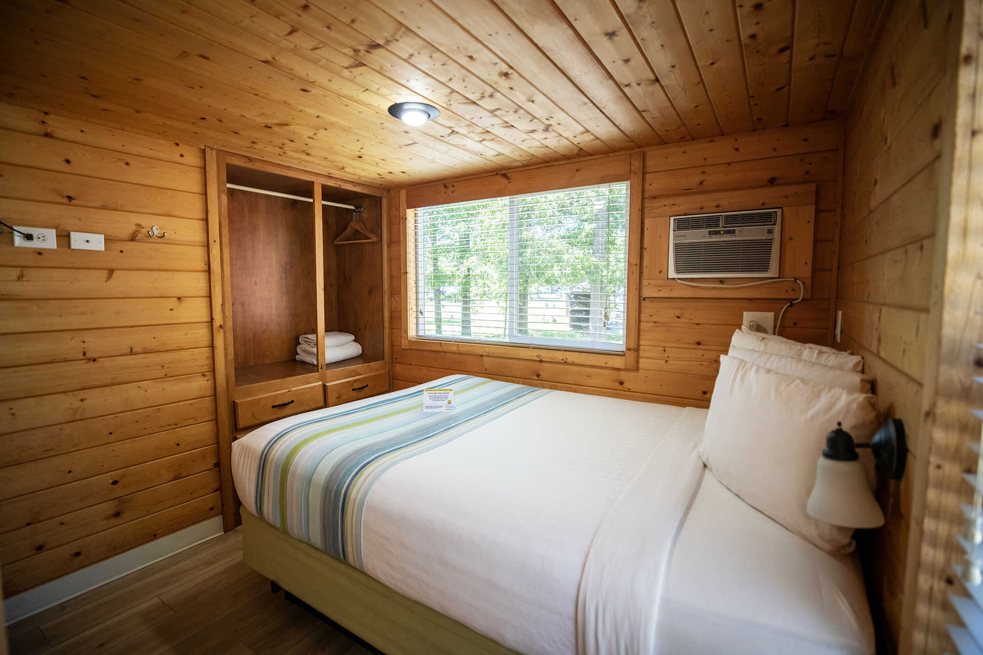 DC711 - Deluxe Cabin, 2 Room with Loft & Patio