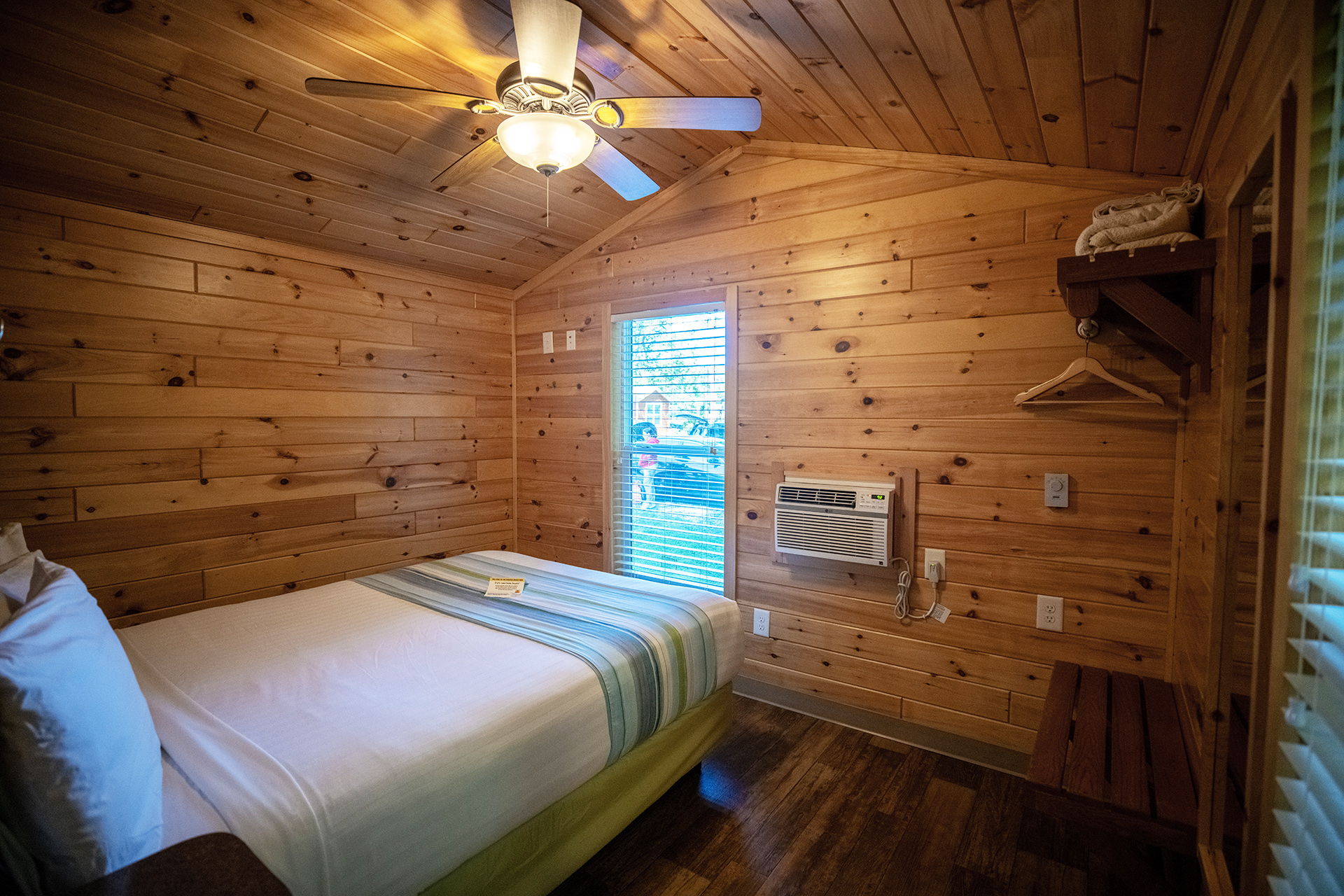 DC730 - Deluxe Cabin, 1 Room with Loft & Patio - Accessible