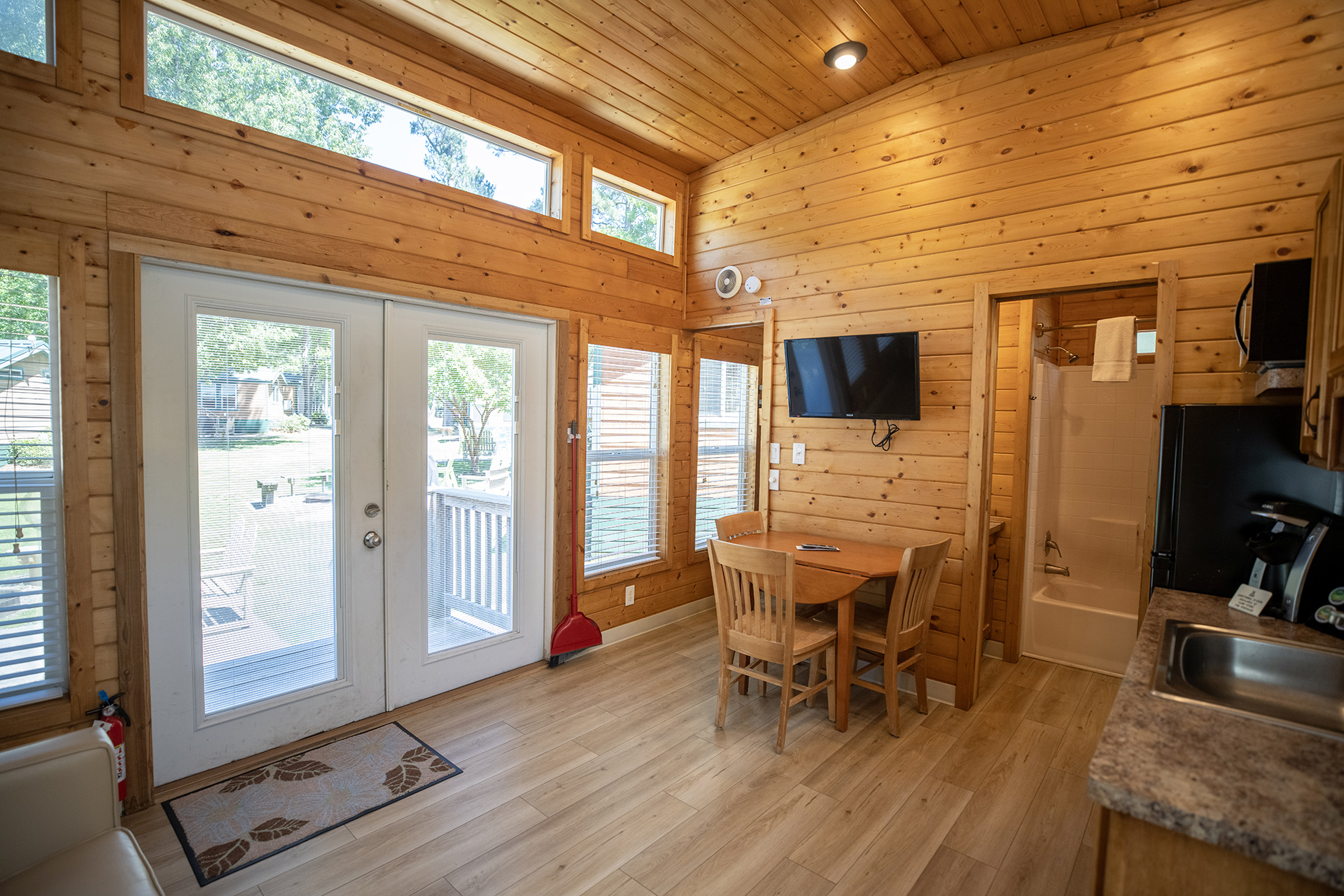 DC711 - Deluxe Cabin, 2 Room with Loft & Patio