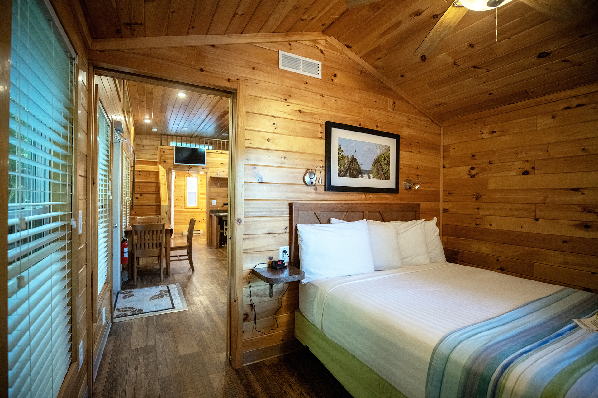 DC730 - Deluxe Cabin, 1 Room with Loft & Patio - Accessible
