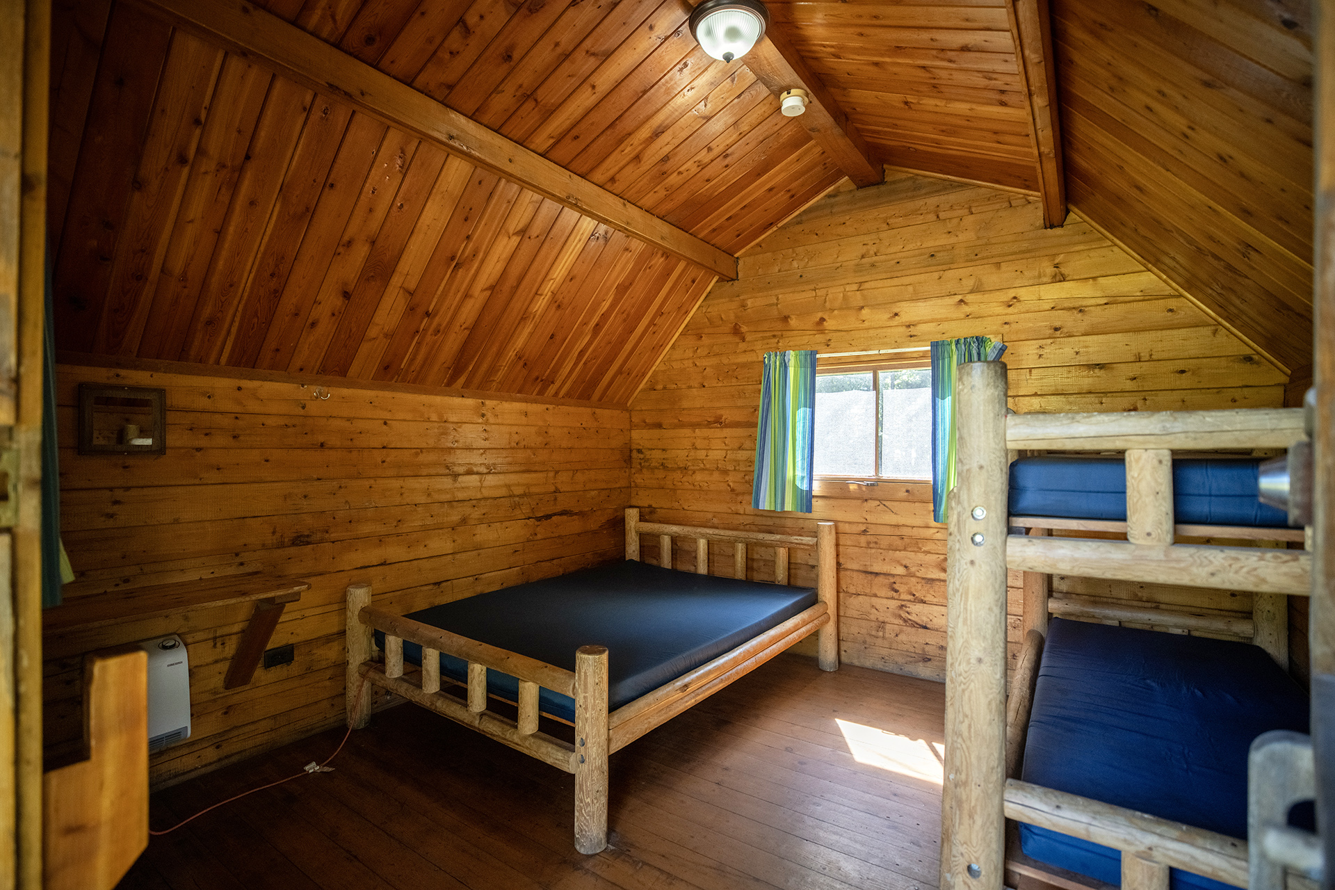 CC604 - Camping Cabin, Grass Field