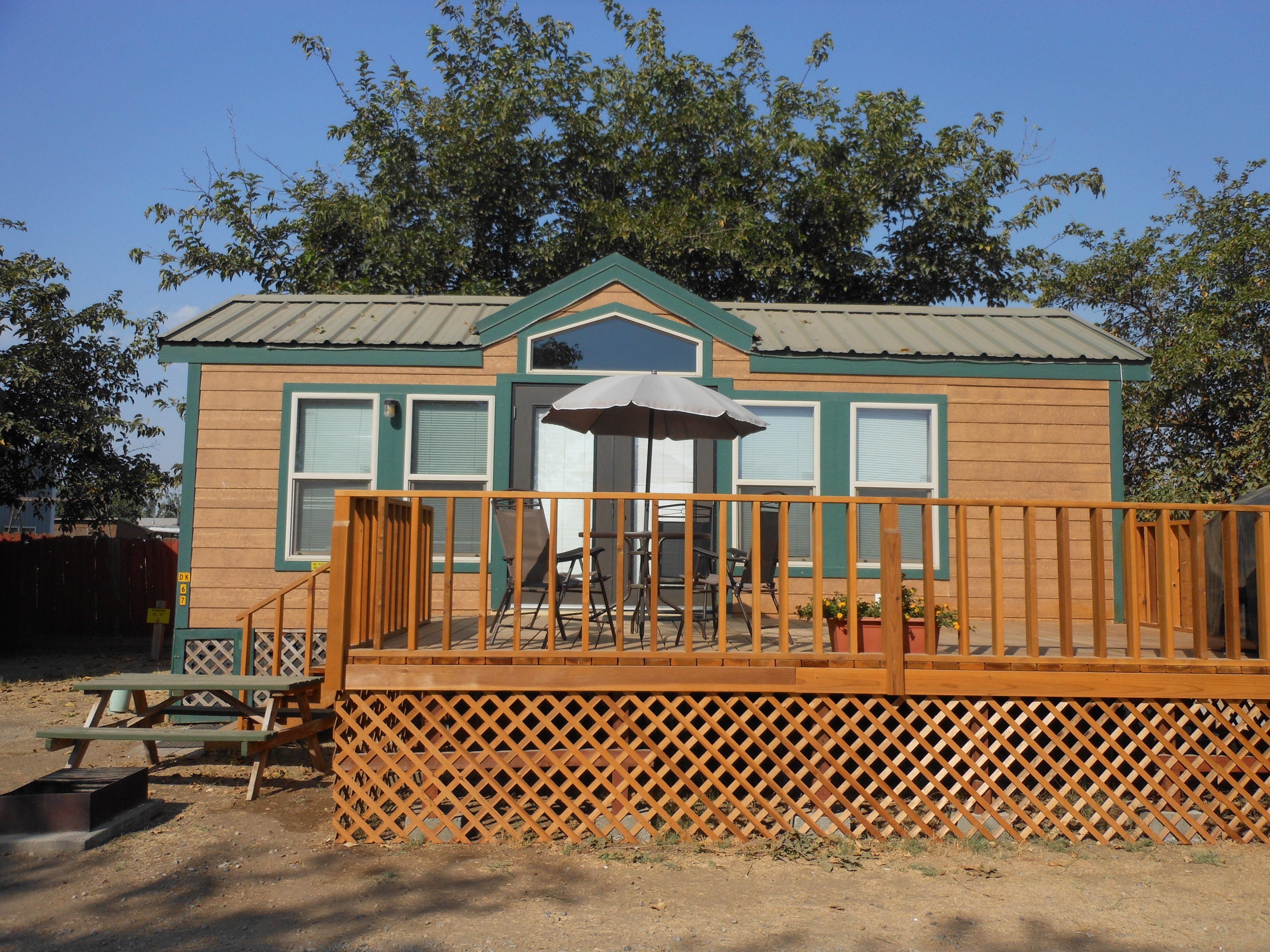 Deluxe Cabin with kitchen, dining,  full bath, 2 bedrooms