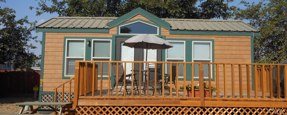 Deluxe Cabin with kitchen, dining,  full bath, 2 bedrooms
