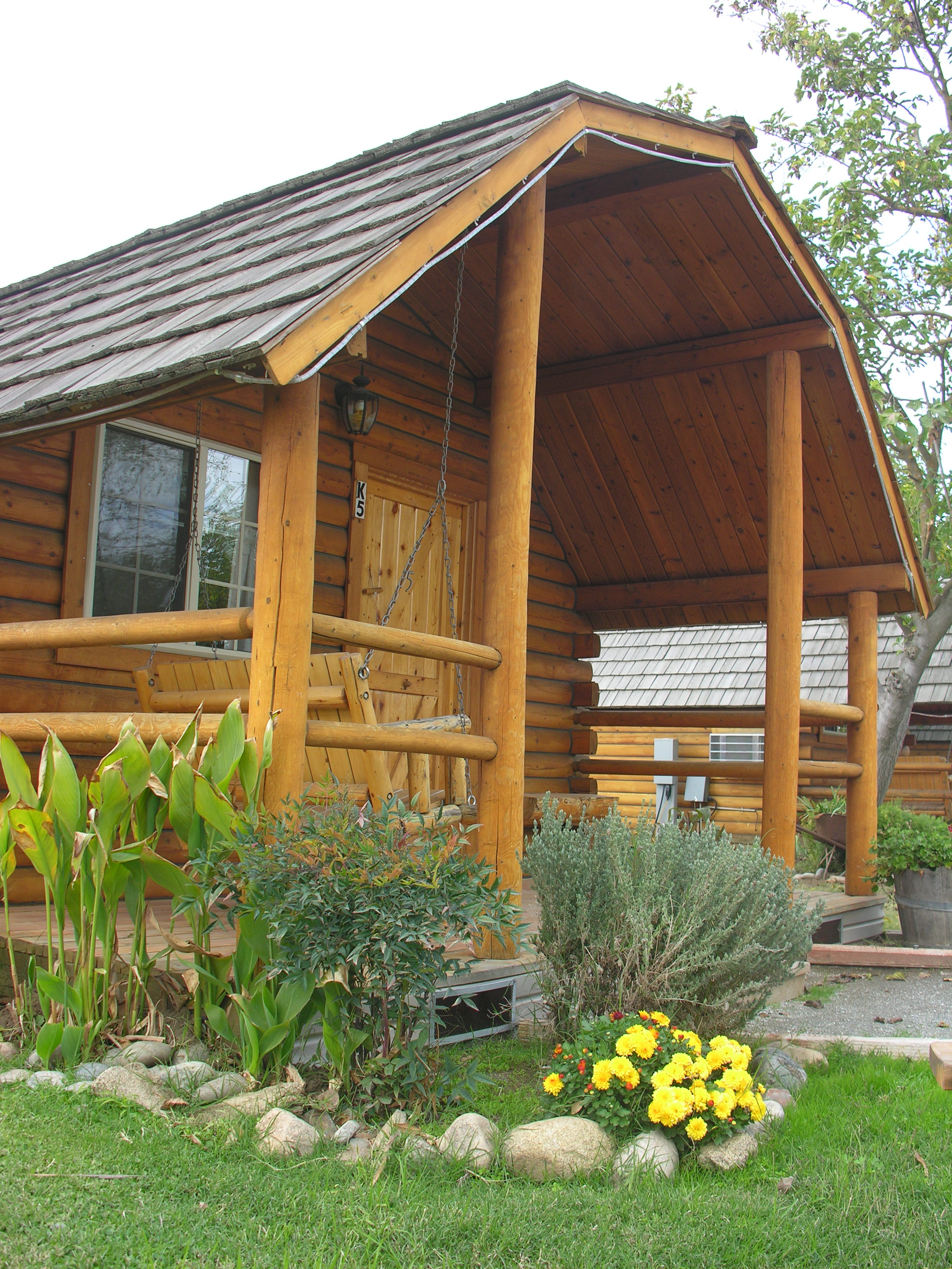 Camping Cabin 2 room  with Half Bath