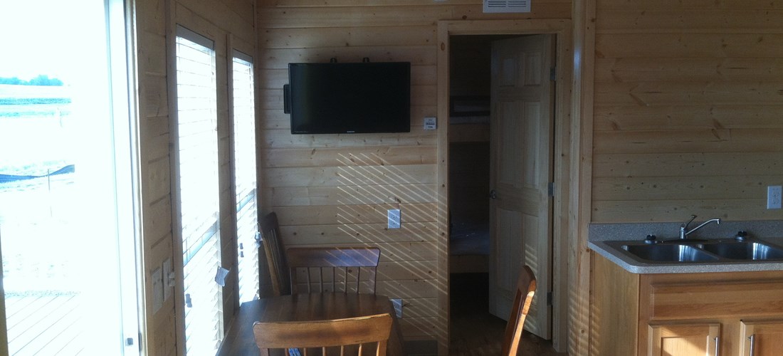 DELUXE CABIN Eating Area