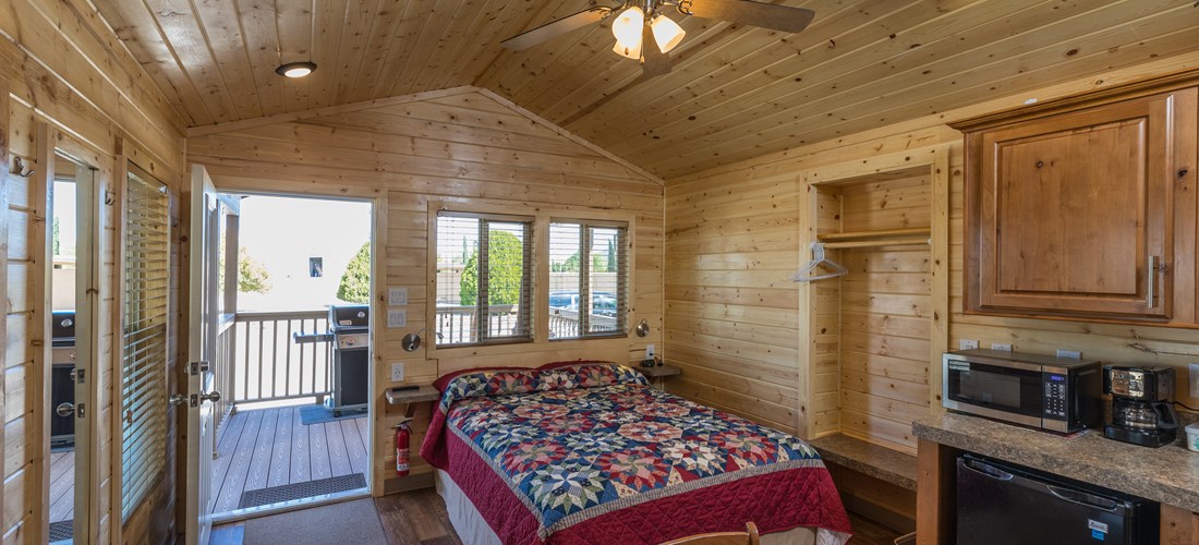 Interior 1 bedroom deluxe cabin