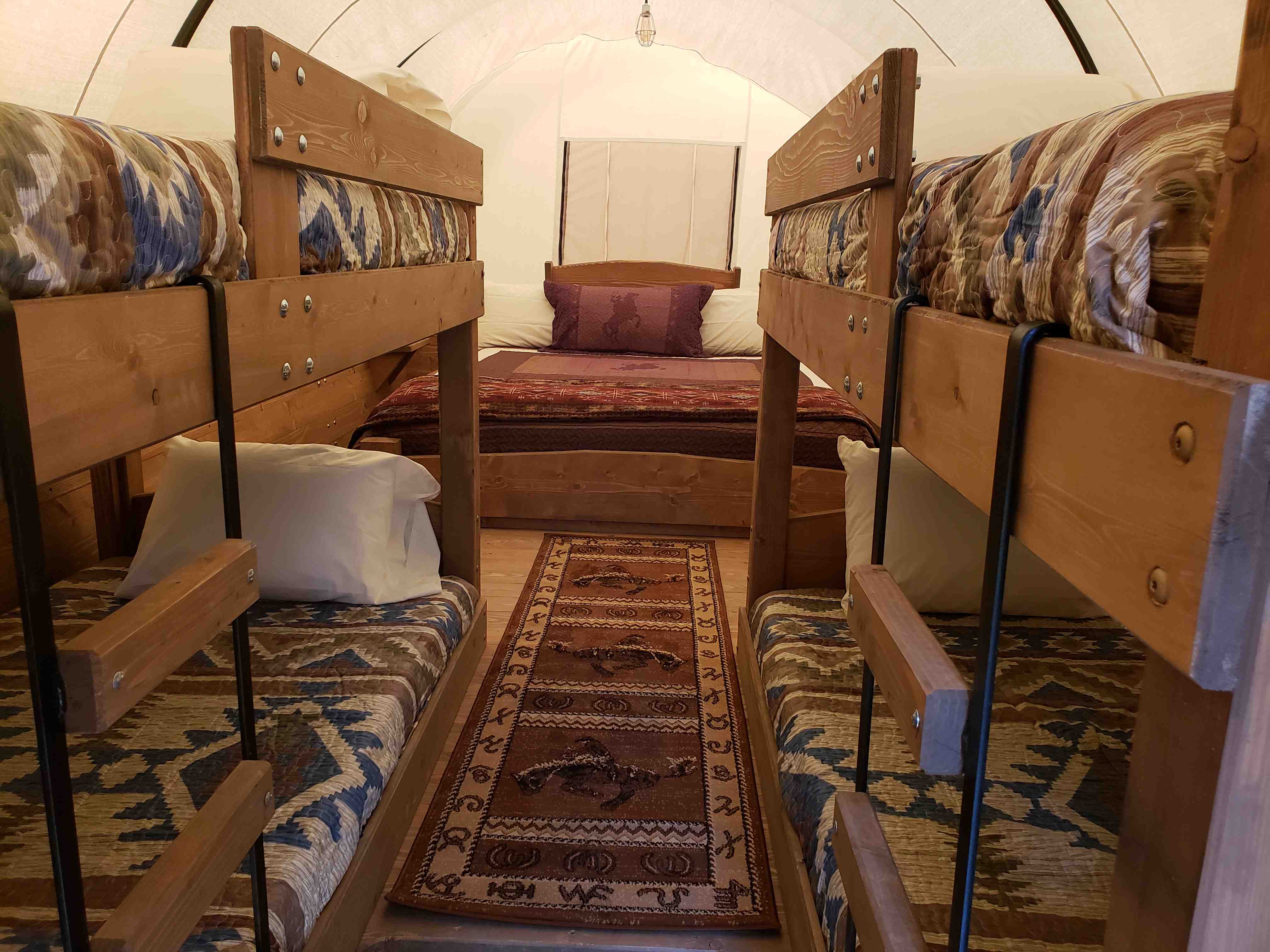 Covered Wagon (No Bathroom) Sleeps 6 Pictures Winthrop / N. Cascades