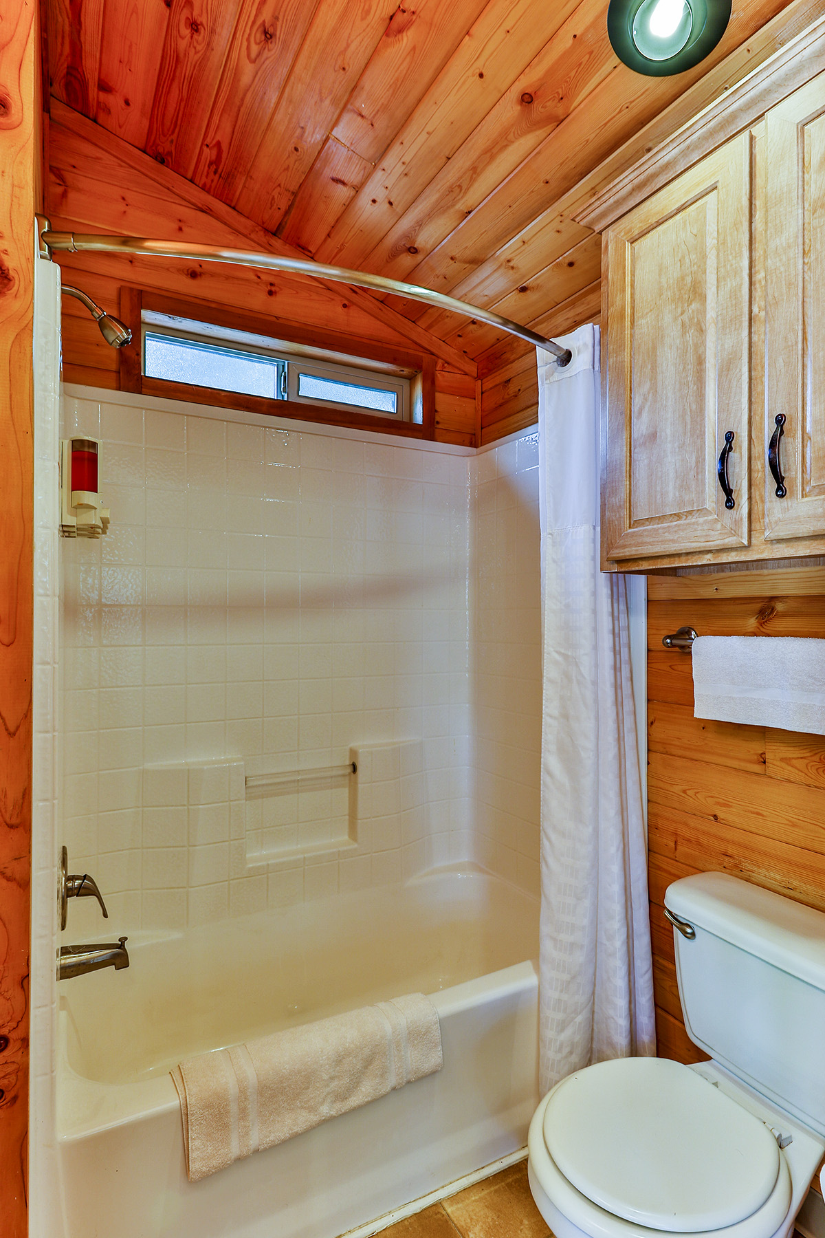 Wisconsin Dells KOA Deluxe Cabin Bathroom